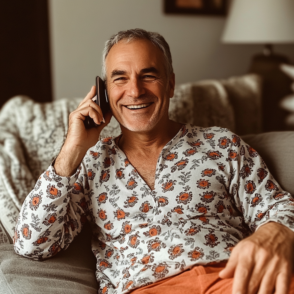 Un homme âgé qui parle au téléphone | Source : Midjourney