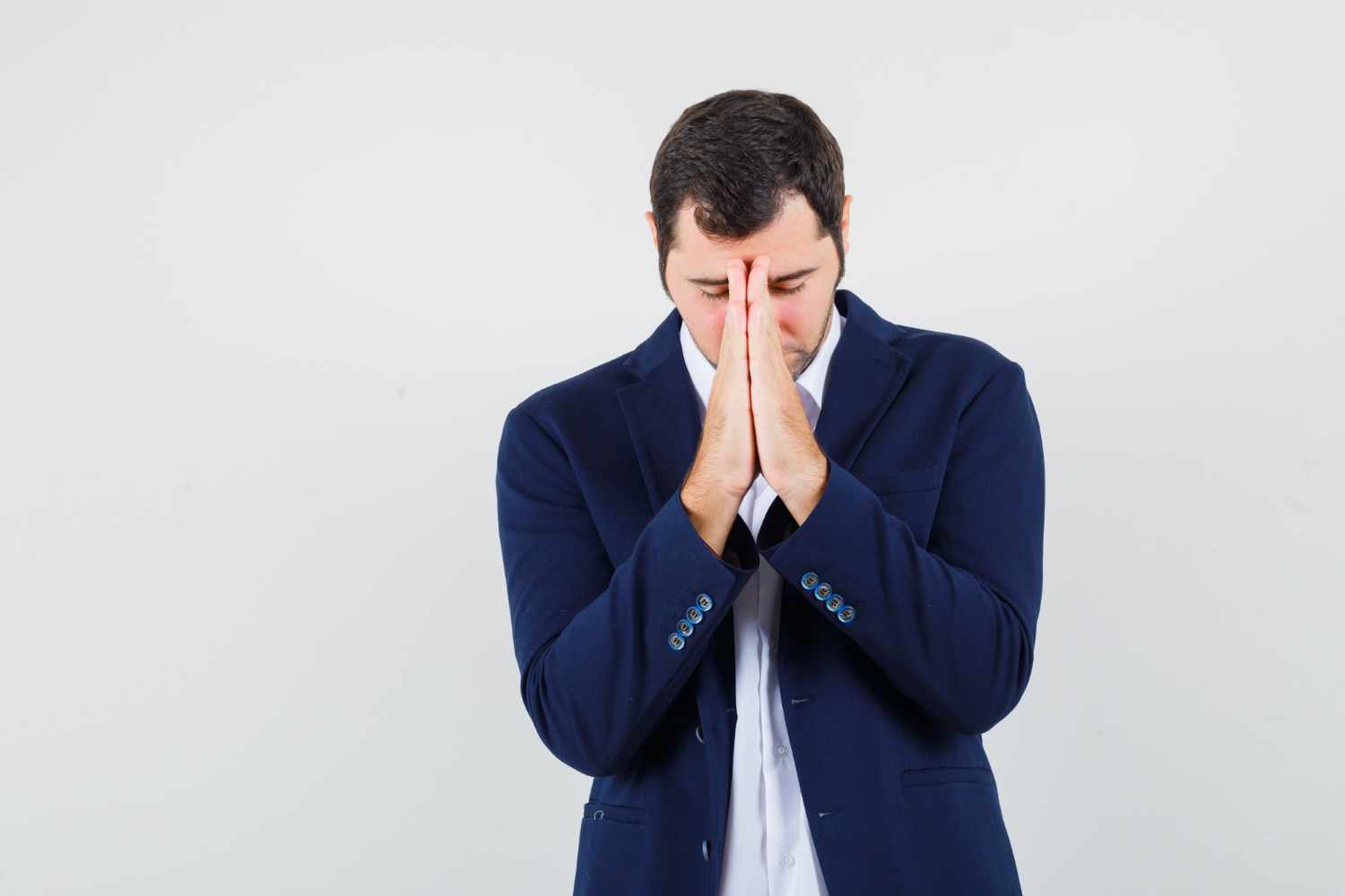 Un homme qui s'excuse | Source : Freepik
