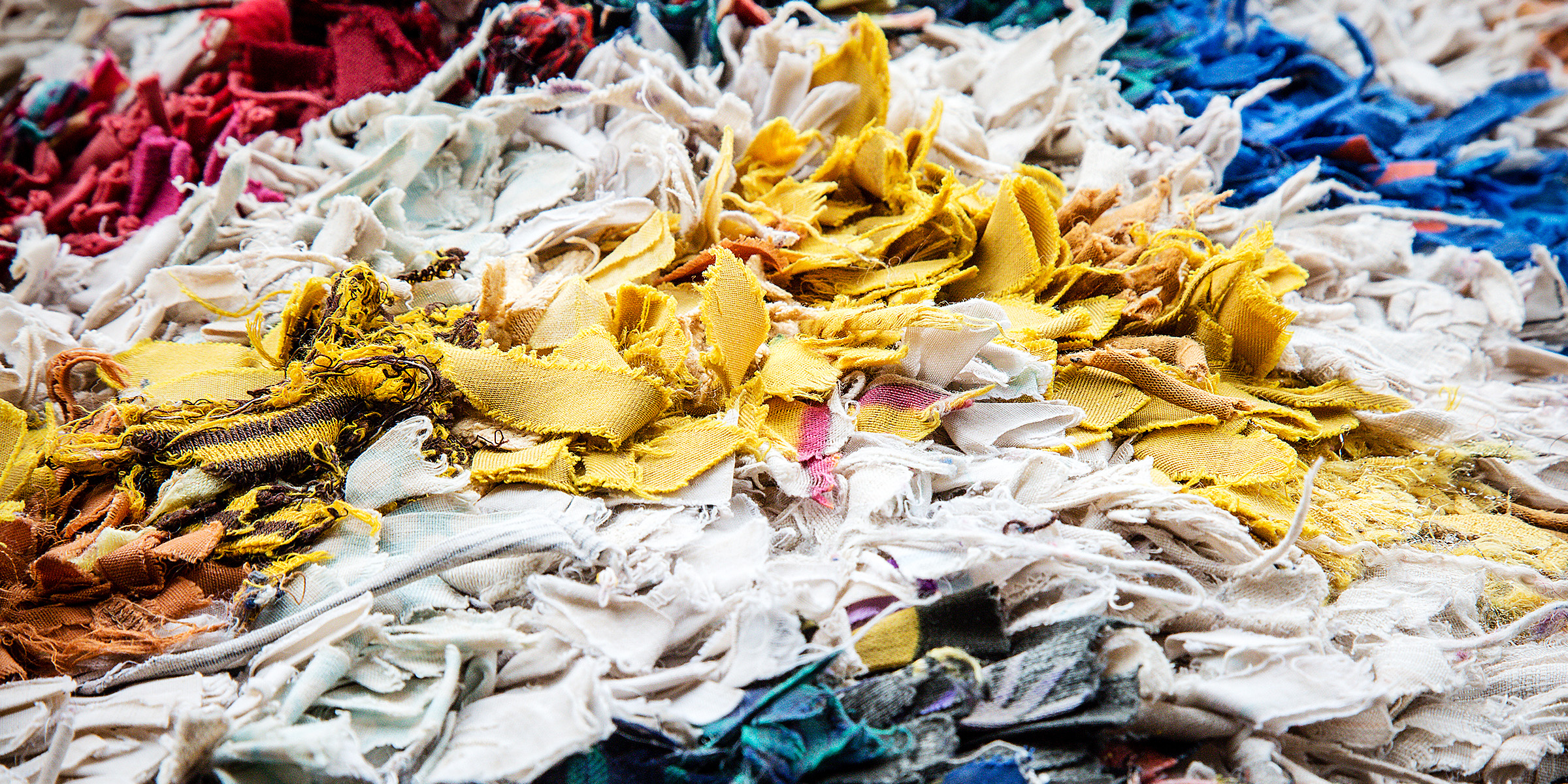 Des morceaux colorés de tissu déchiqueté | Source : Shutterstock