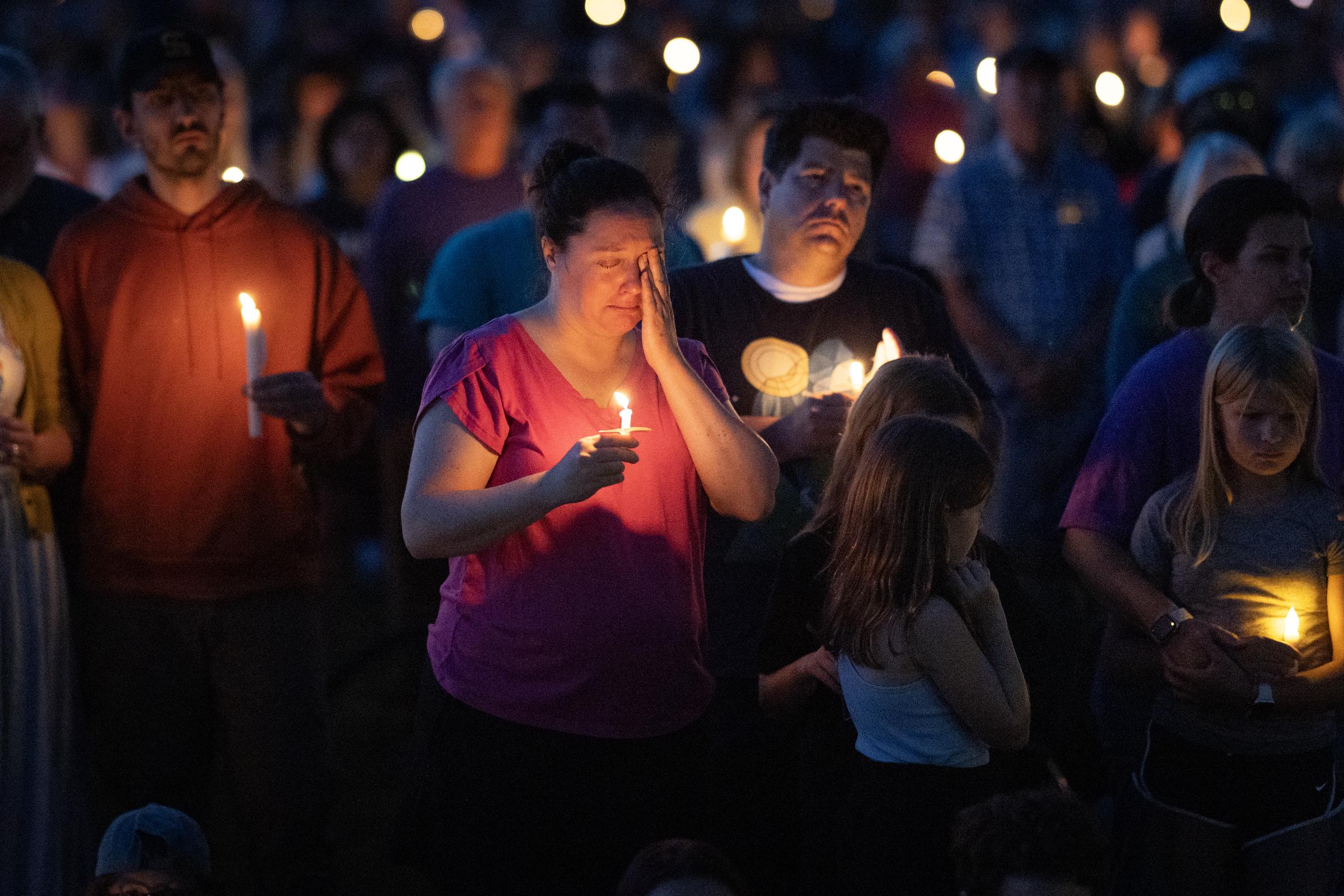 Des personnes participent à une veillée au Lynnhurst Park pour pleurer les morts et prier pour les blessés après que le tireur a ouvert le feu sur des étudiants à l'église catholique Annunciation, le 27 août 2025, à Minneapolis, dans le Minnesota. | Source : Getty Images