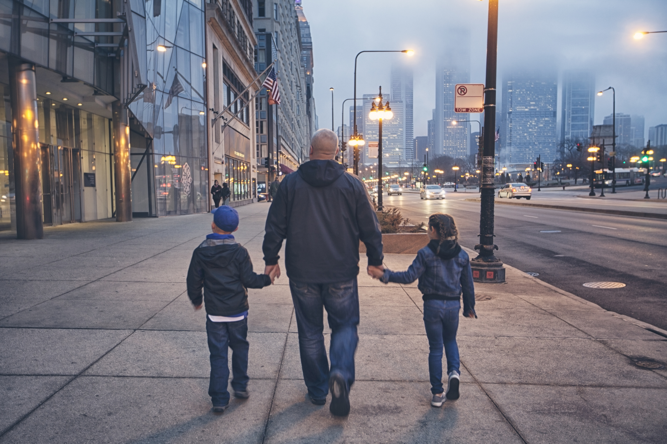 Deux enfants avec un adulte | Source : Getty Images