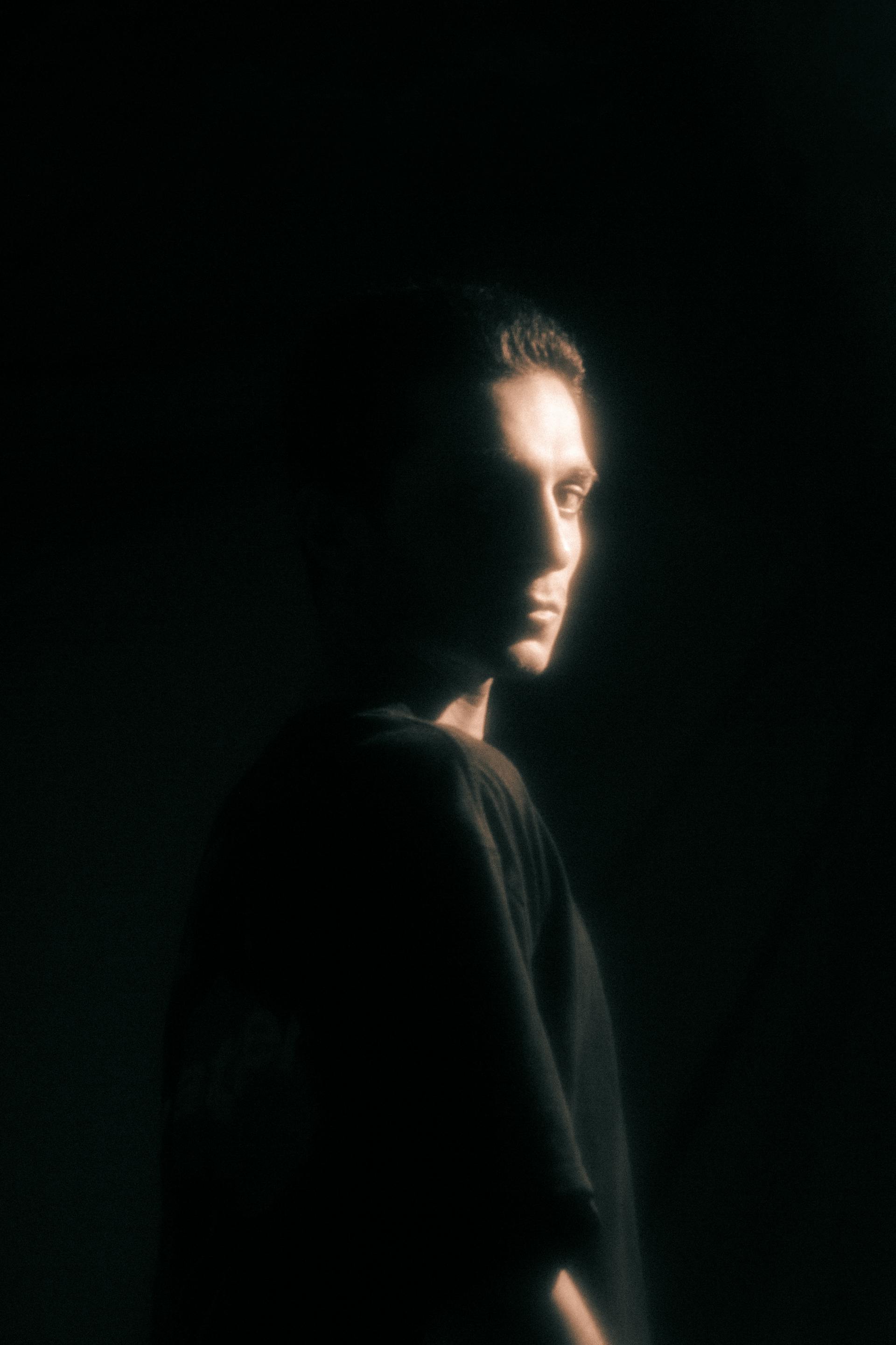 Un homme debout dans le noir | Source : Pexels
