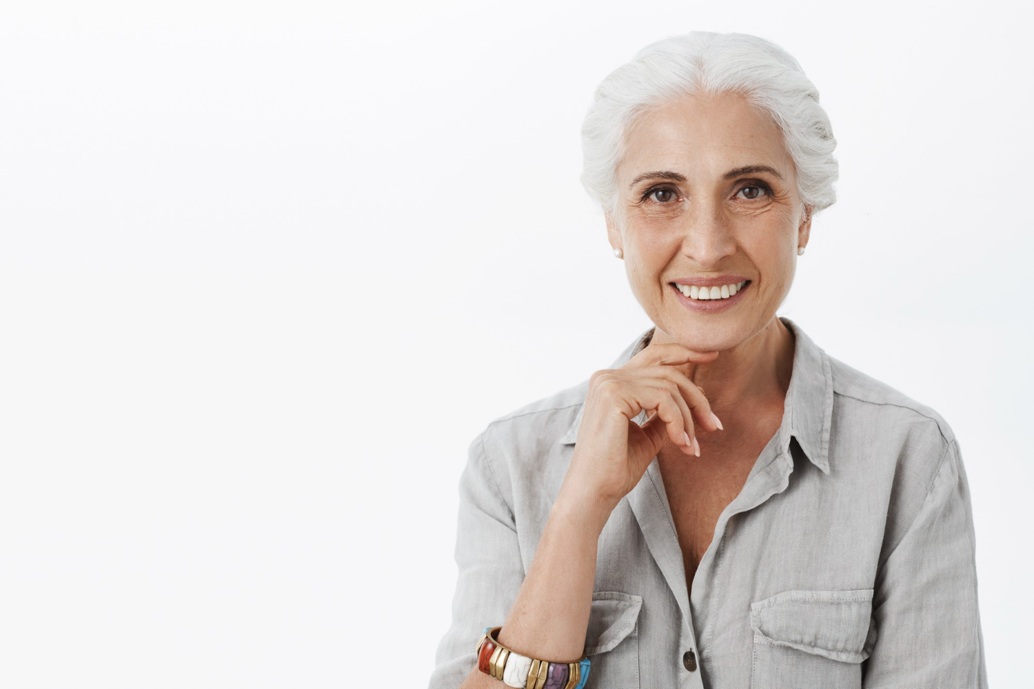 Une femme âgée souriante | Source : Freepik