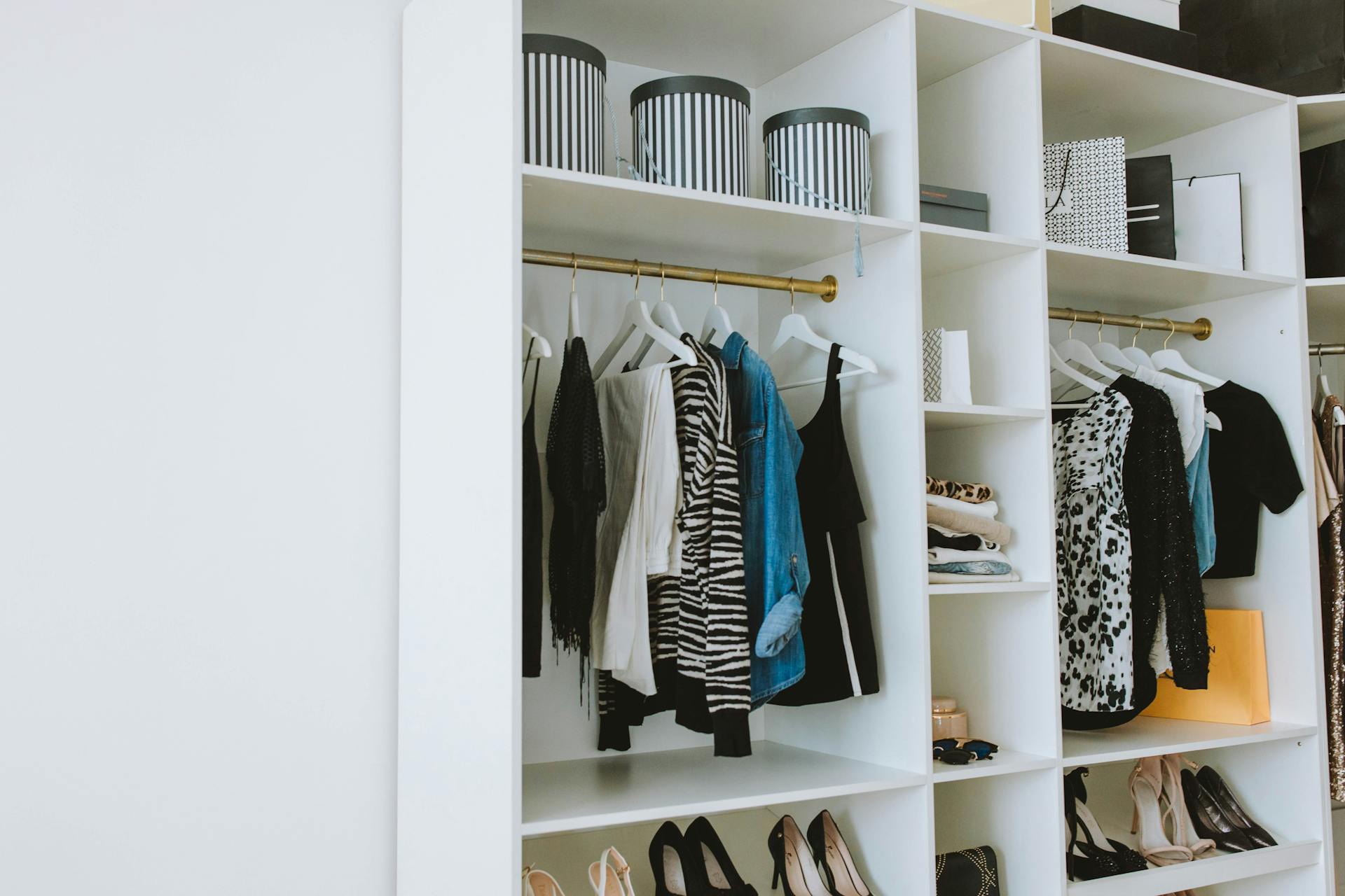 Vêtements et chaussures dans un placard | Source : Pexels