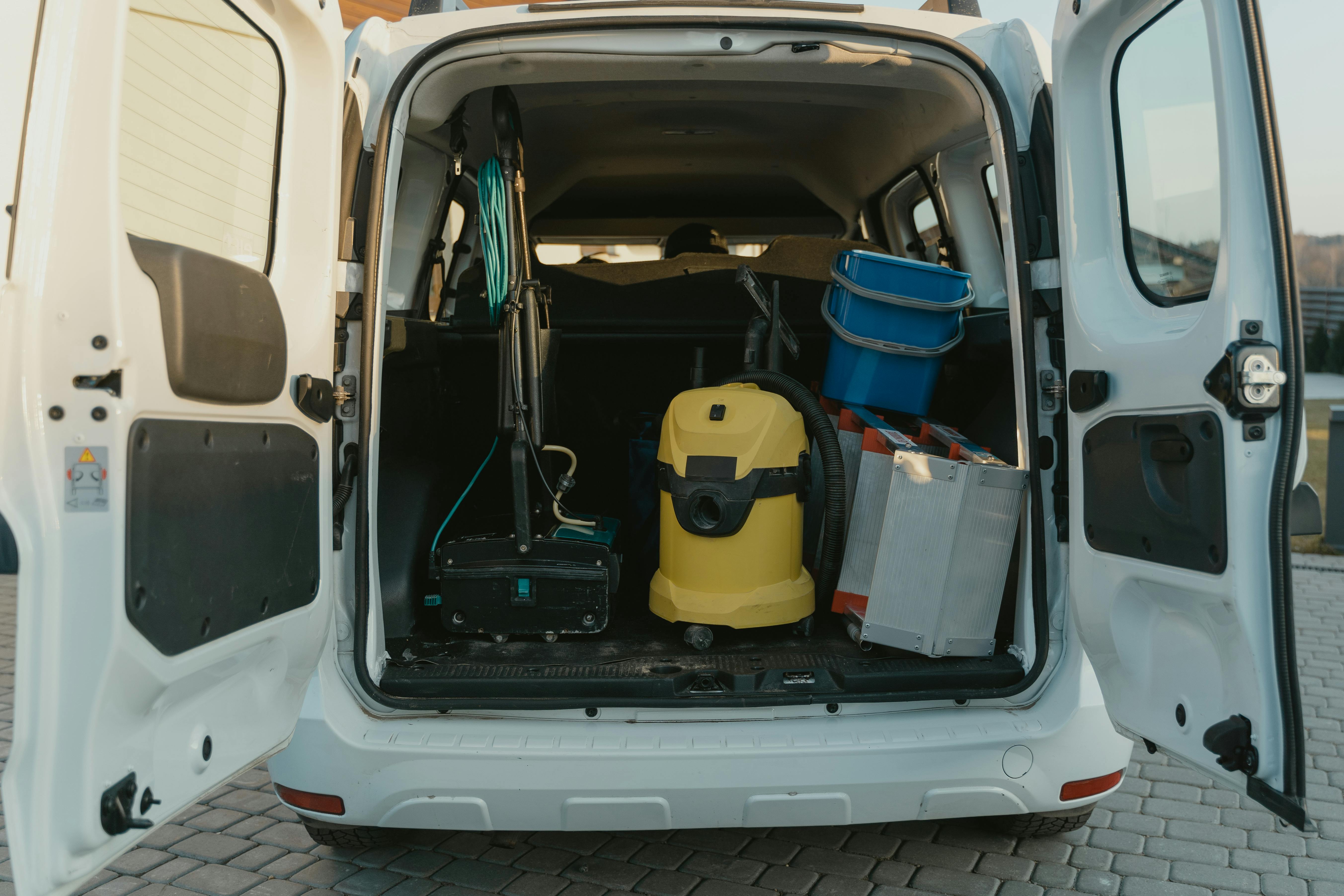 Une camionnette blanche avec des outils de nettoyage | Source : Pexels