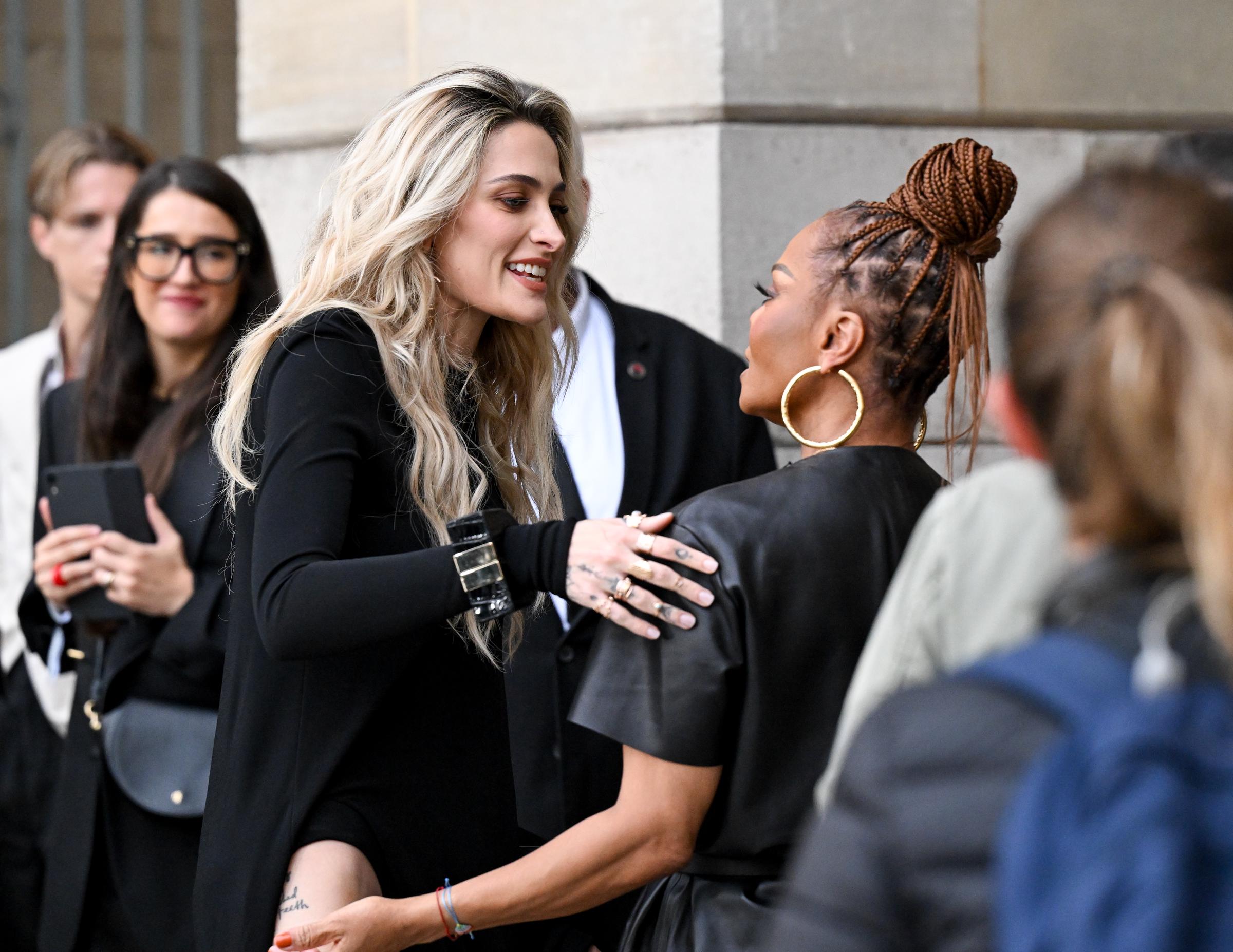 Paris Jackson partage un moment chaleureux avec sa tante, Janet Jackson, lors du défilé Tom Ford printemps/été 2026 pendant la Fashion Week de Paris, le 1er octobre 2025. Les deux femmes ont été photographiées côte à côte, leurs tenues noires assorties soulignant une apparition familiale rare et réconfortante dans la capitale de la mode.