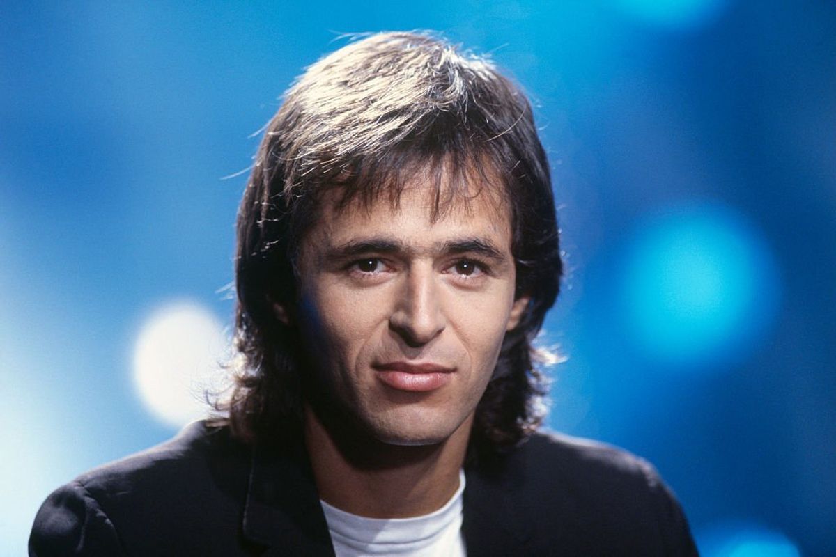 Jean-Jacques Goldman sur le plateau de l'émission de télévision C'est encore mieux l'après-midi. | Photo : Getty Images