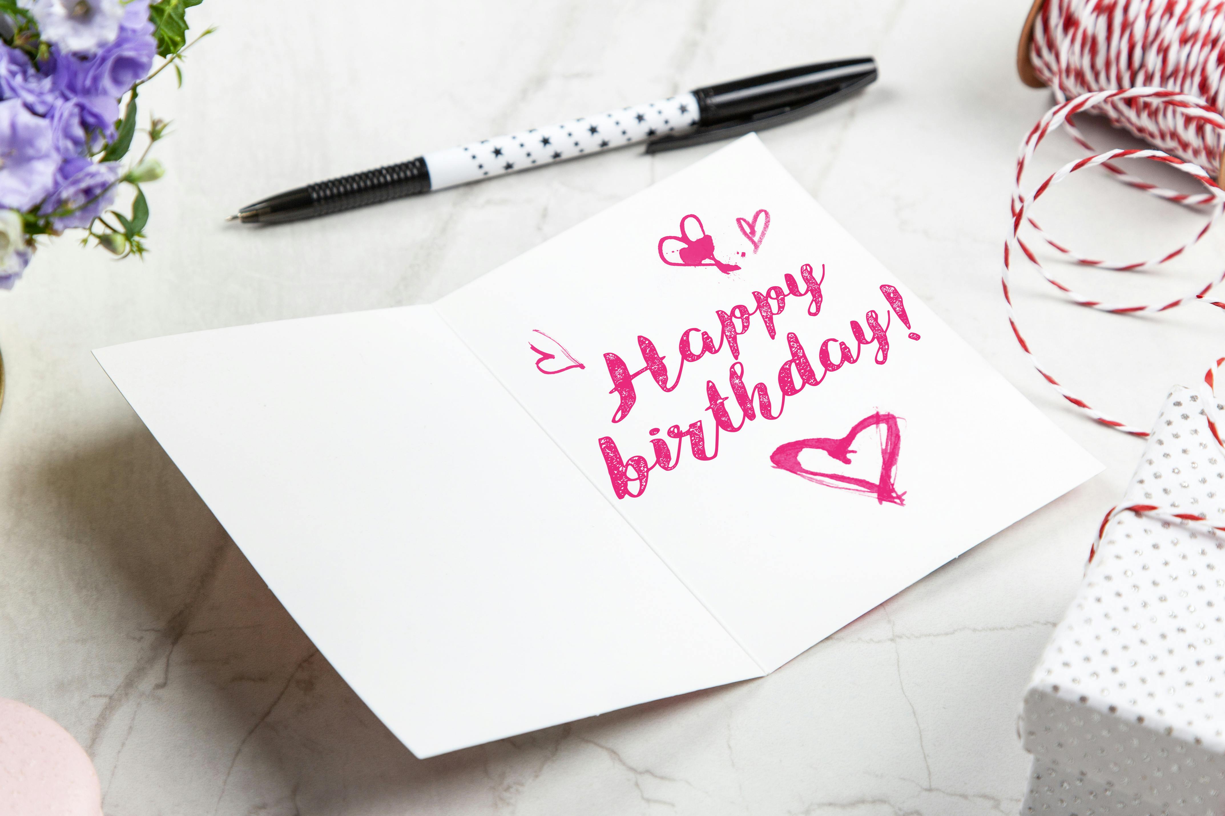 Une carte d'anniversaire avec un stylo à côté | Source : Pexels