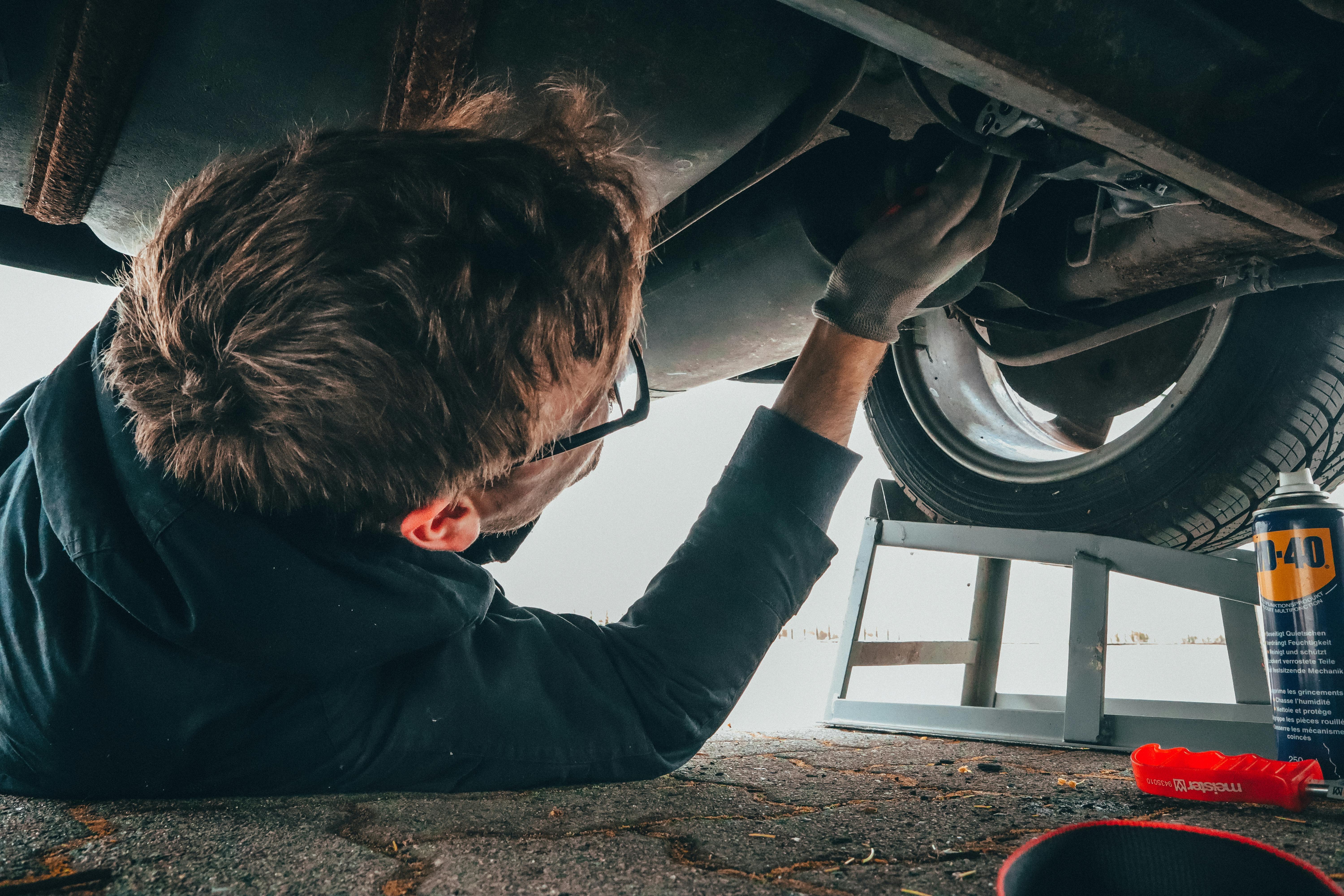 Un mécanicien en train de réparer une voiture | Source : Pexels