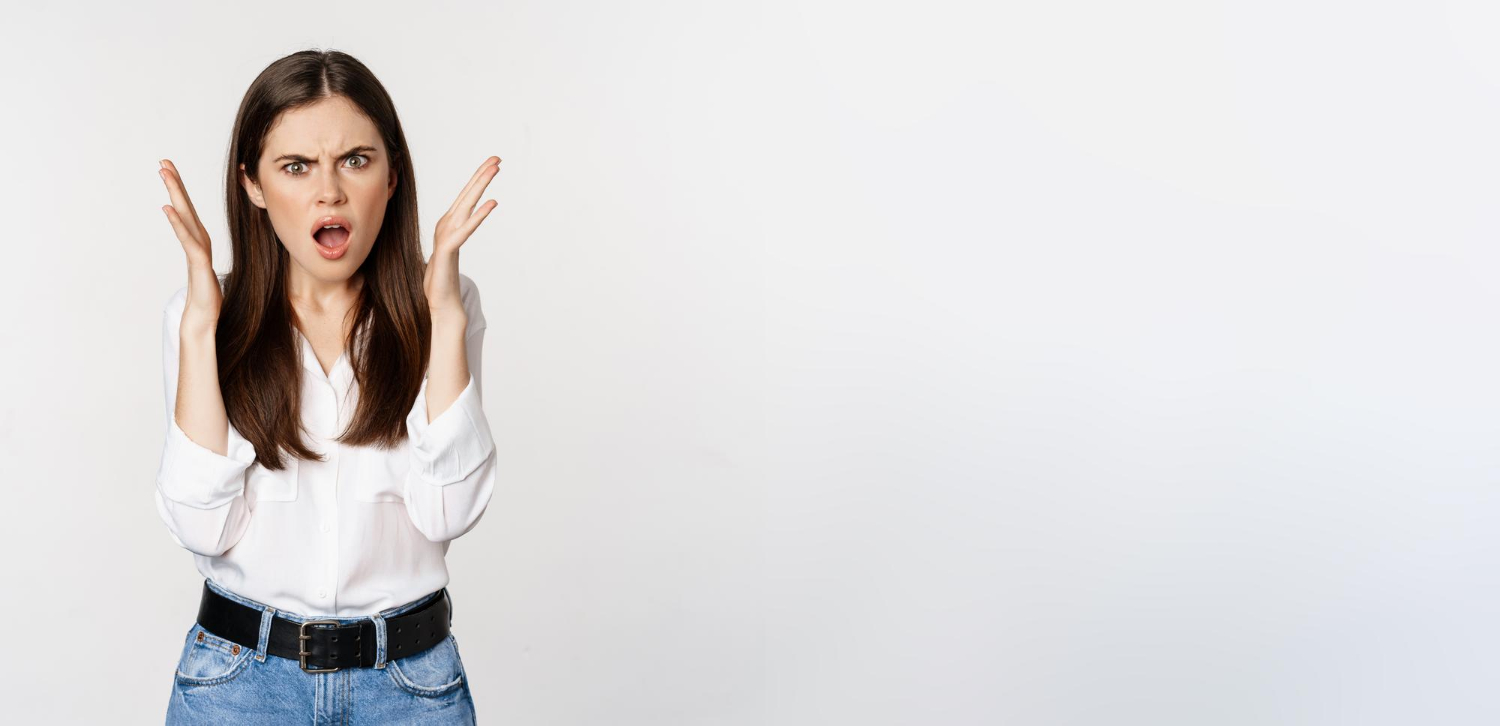 Une femme choquée et en colère | Source : Freepik