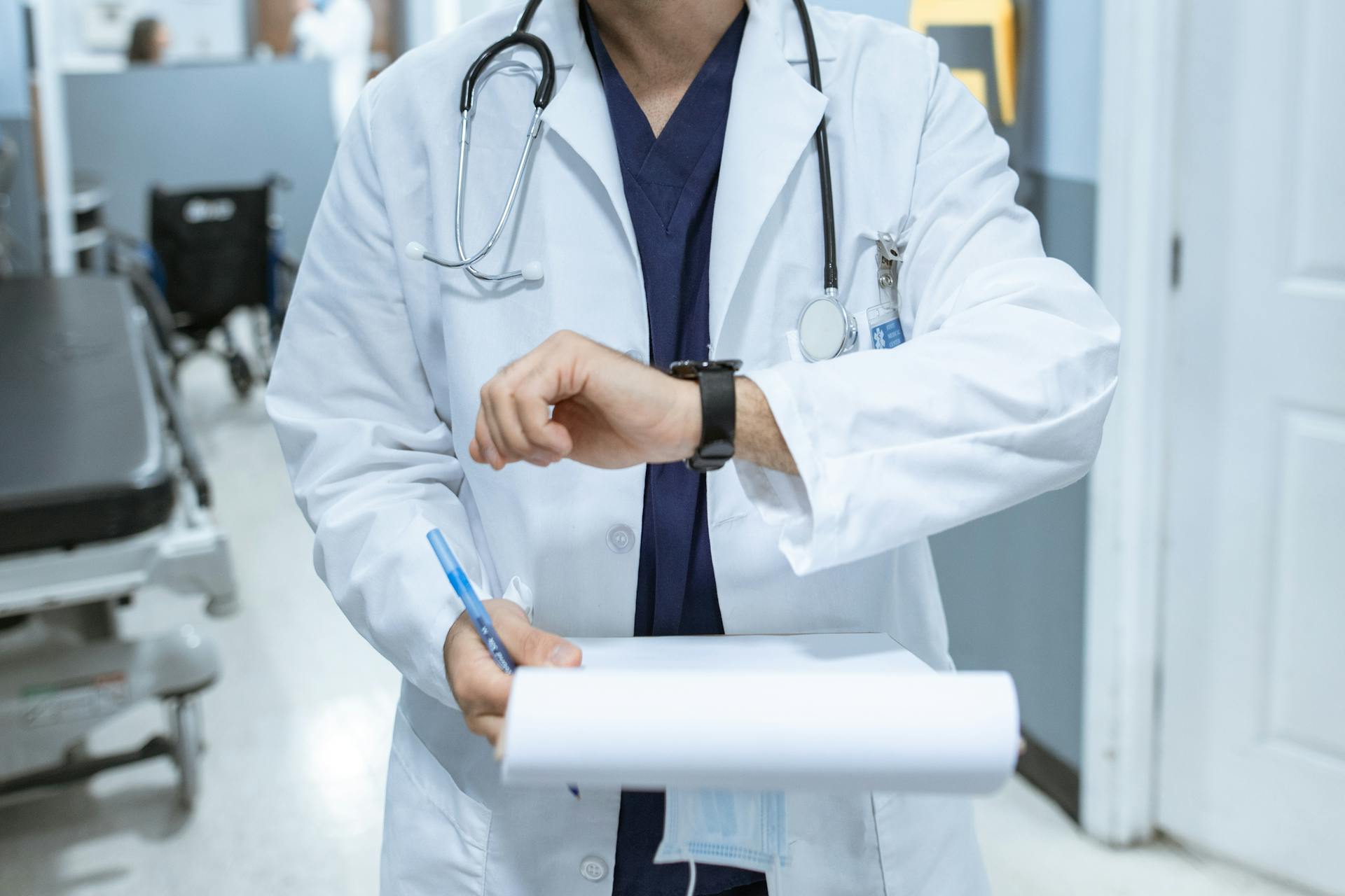 Un médecin qui regarde sa montre | Source : Pexels