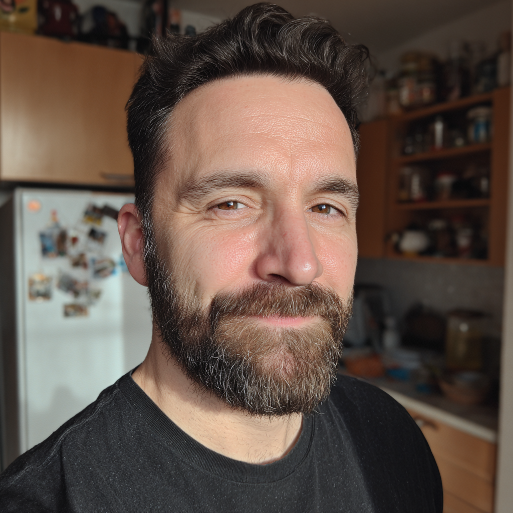 Un homme souriant debout dans une cuisine | Source : Midjourney