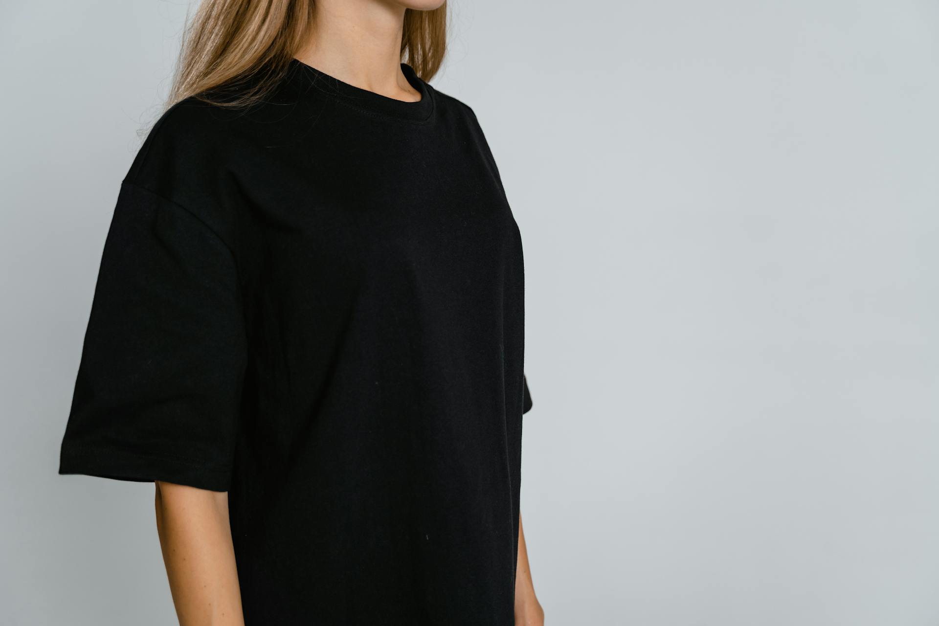 Une jeune femme vêtue d'un t-shirt noir | Source : Pexels