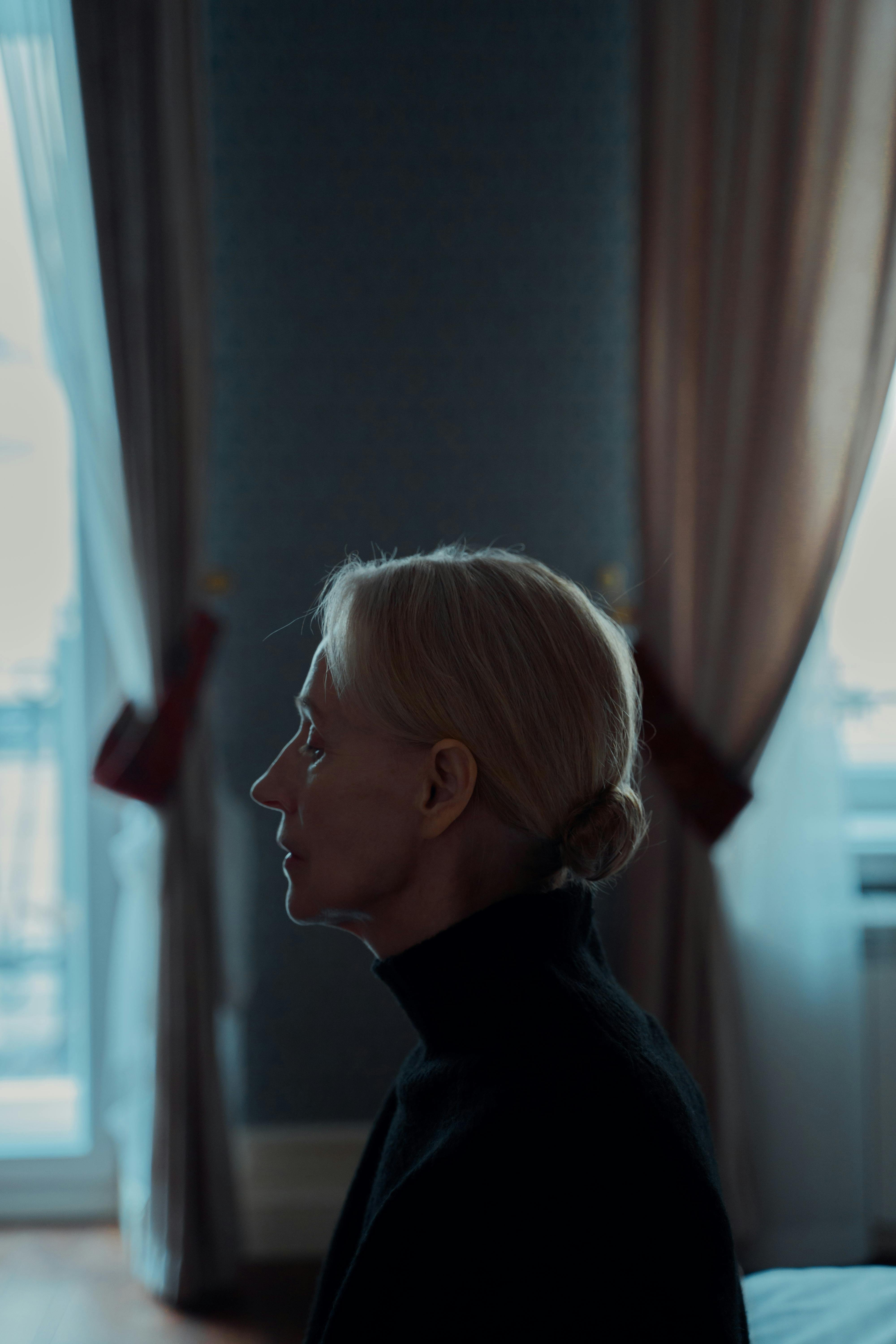 Une vieille femme triste portant un col roulé noir | Source : Pexels