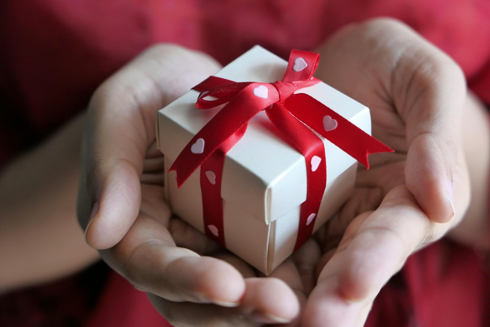 Gros plan sur une personne tenant un paquet cadeau | Source : Pexels