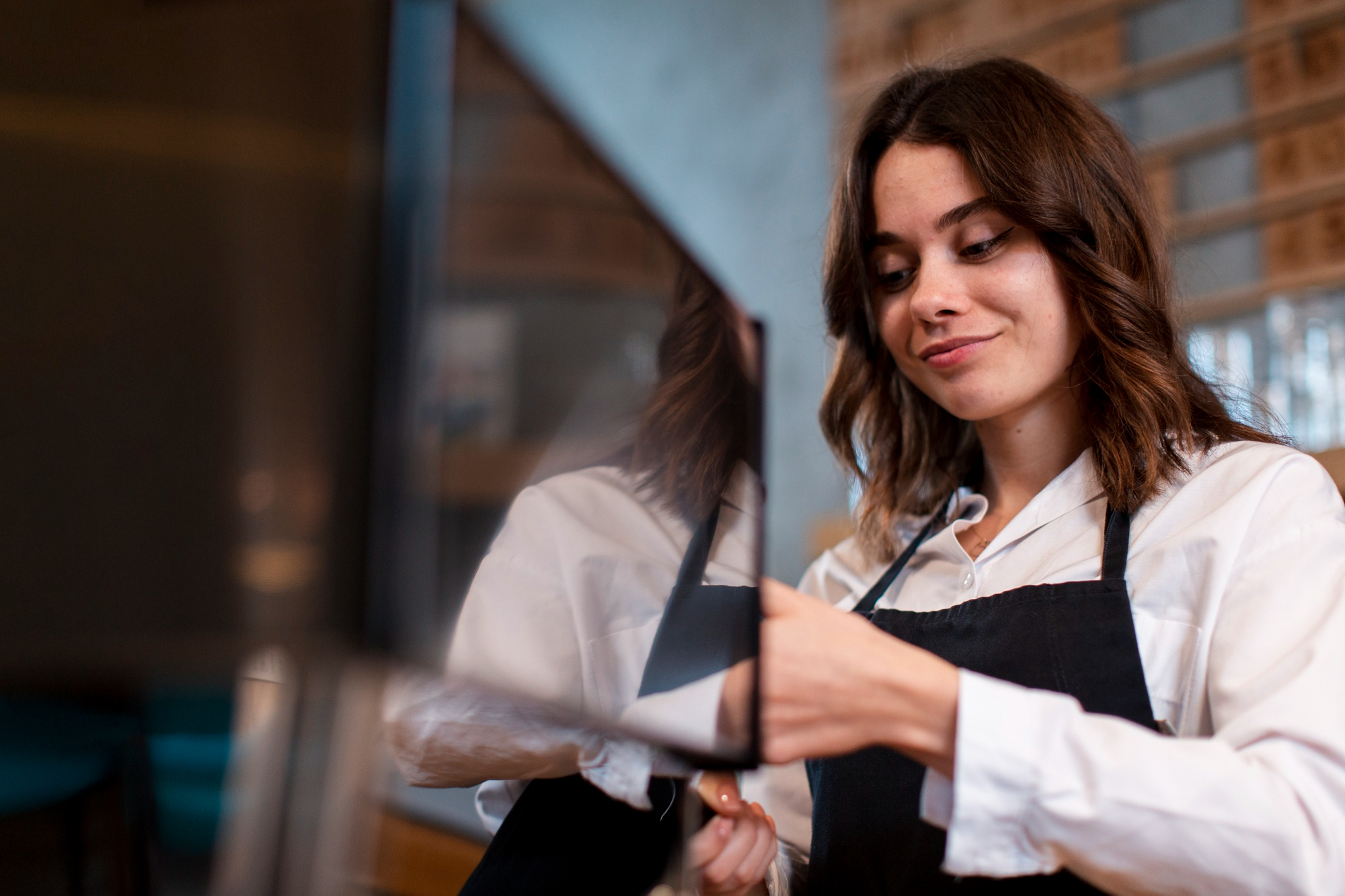 Une femme travaillant dans un restaurant | Source : Freepik