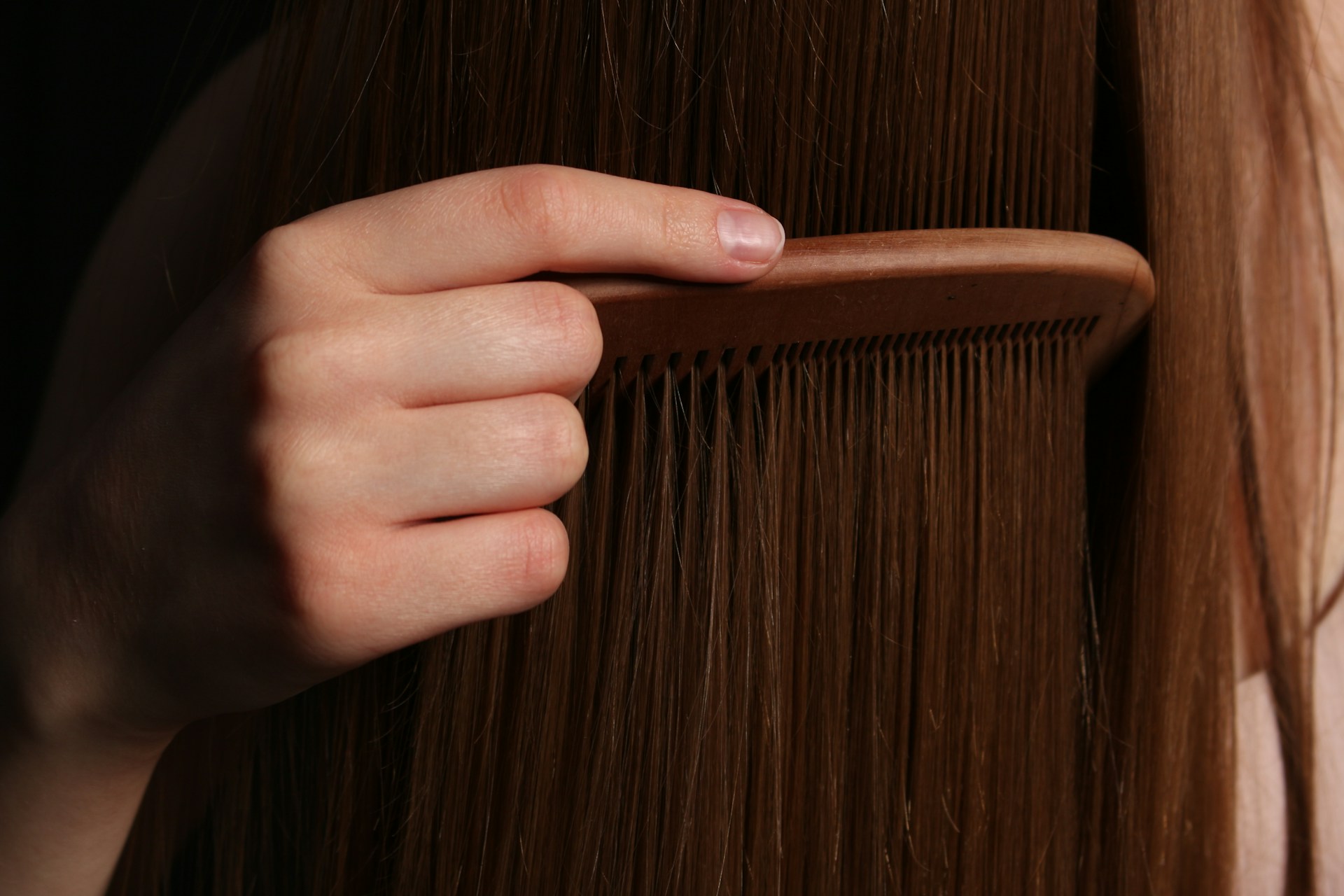 Une personne peignant des cheveux longs | Source : Unsplash