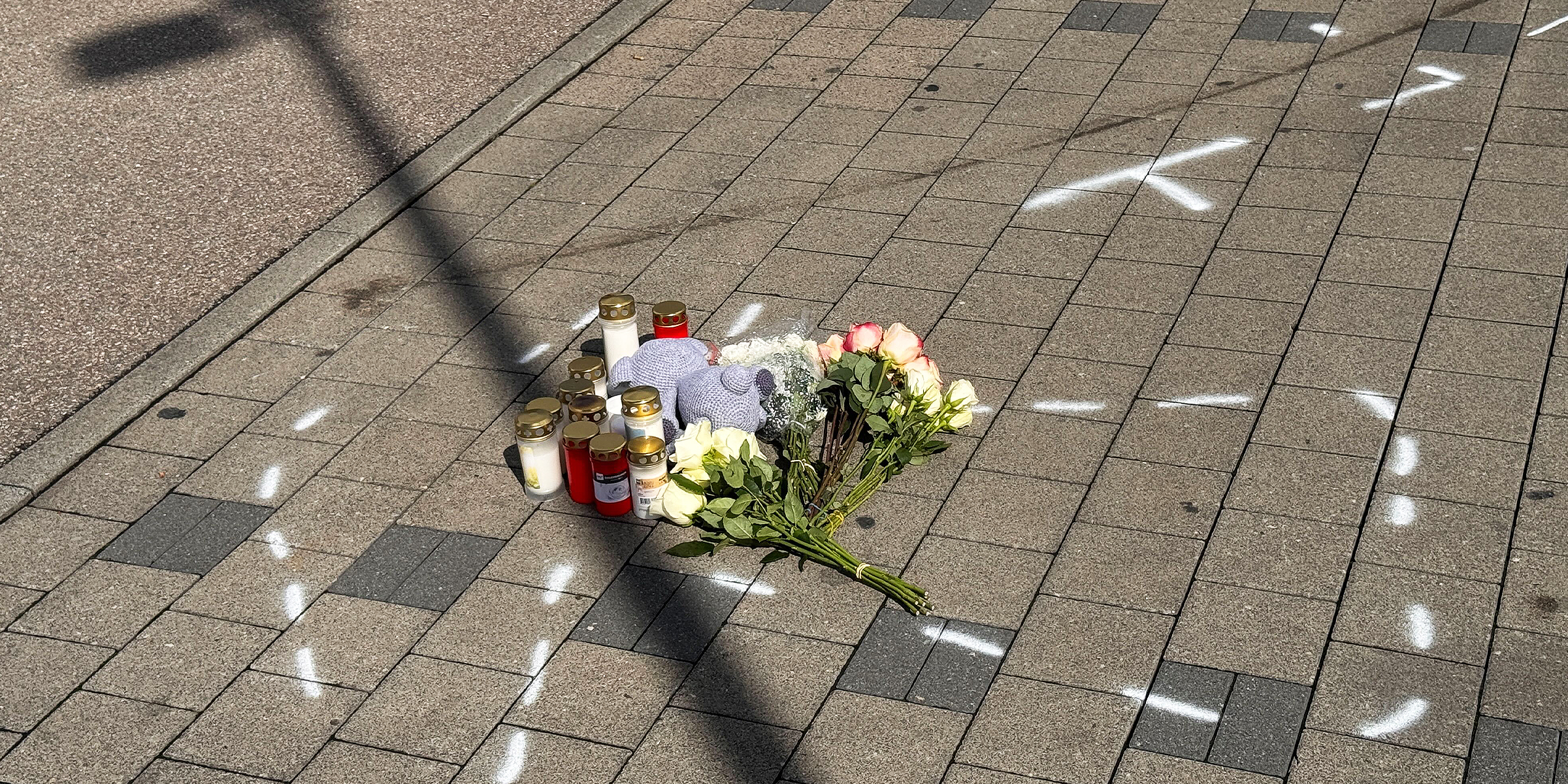Les personnes en deuil déposent des fleurs sur le lieu de l'accident | Source : Getty Images
