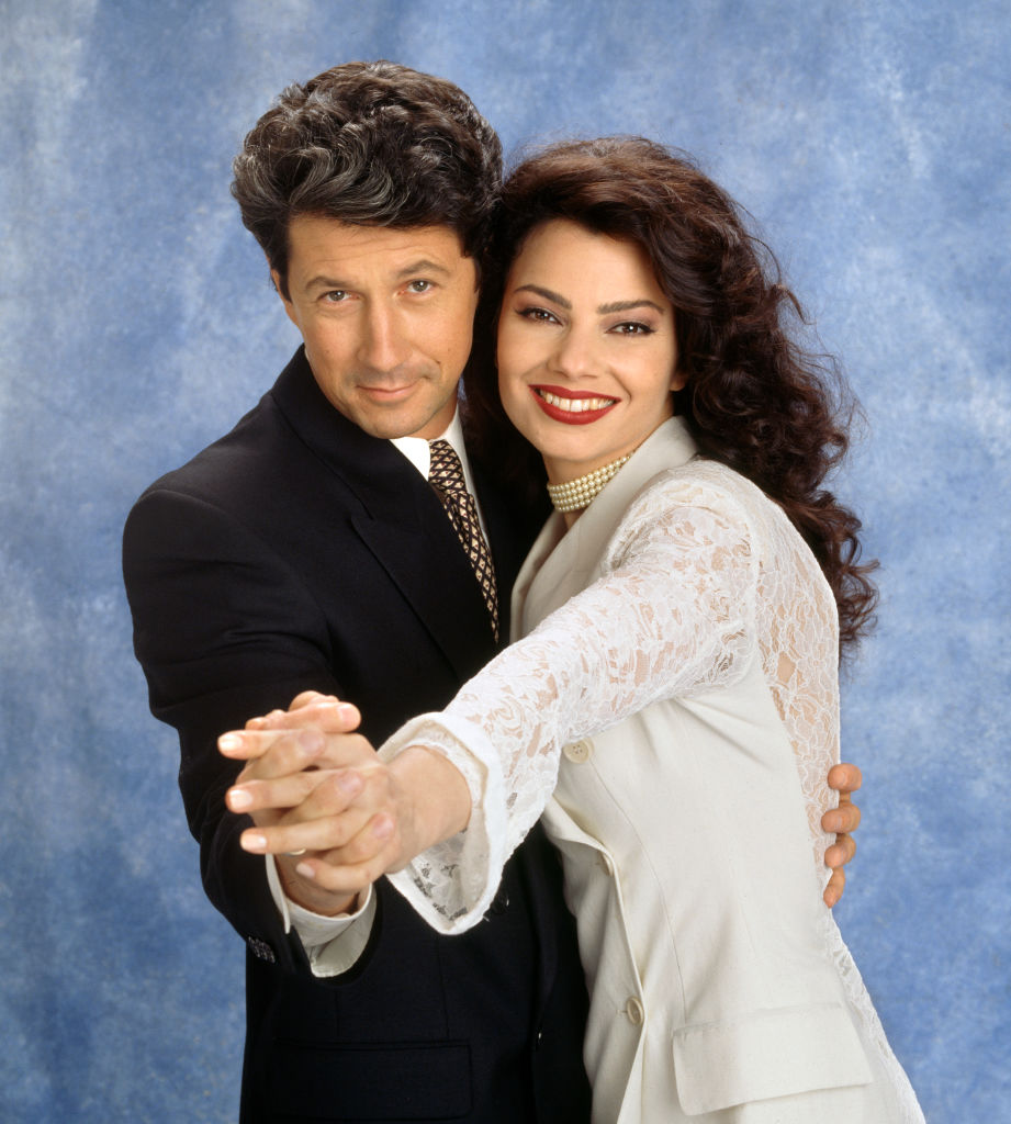 The Nanny, une sitcom diffusée sur CBS. Le premier épisode a été diffusé le 3 novembre 1993. Sur la photo, de gauche à droite, Charles Shaughnessy (dans le rôle de Maxwell Sheffield), producteur de théâtre, et Fran Drescher (dans le rôle de Fran Fine) I Source : Getty Images