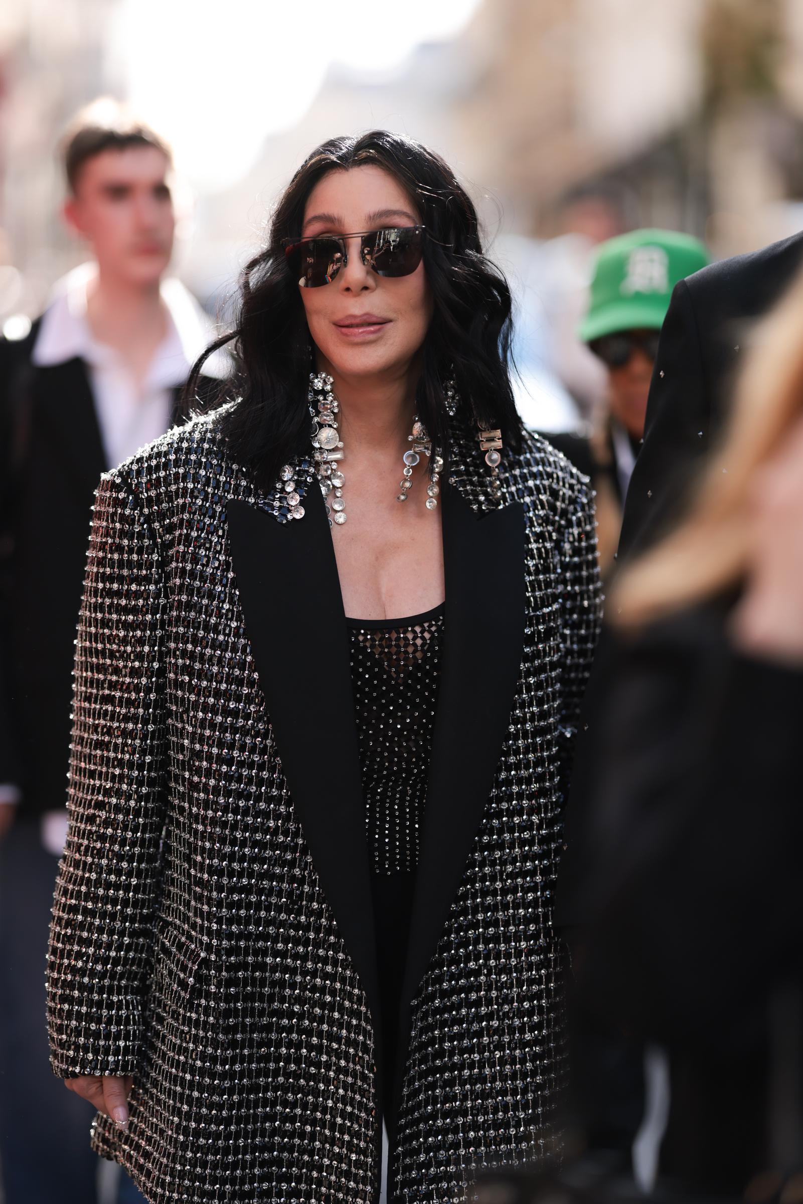 Cher lors du défilé Valentino printemps/été 2024 dans le cadre de la Fashion Week de Paris, le 1er octobre 2023, en France. | Source : Getty Images