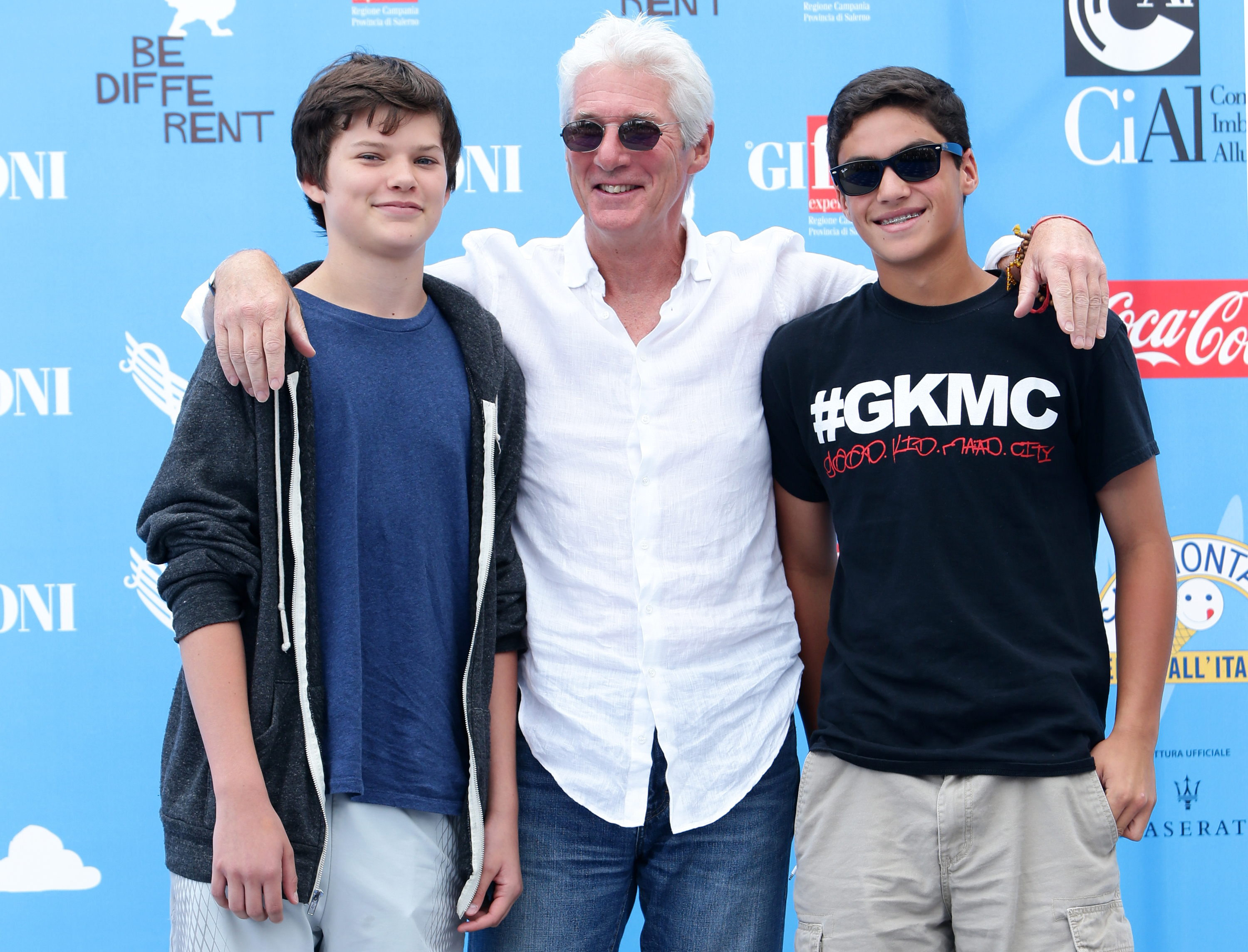 Homer Gere se tient nonchalamment, un sourire doux aux lèvres, aux côtés de son père Richard Gere et d'un ami au Festival du film de Giffoni, en Italie. Les bras passés autour des épaules, le trio prend une pose décontractée devant la toile de fond de l'événement (2014)