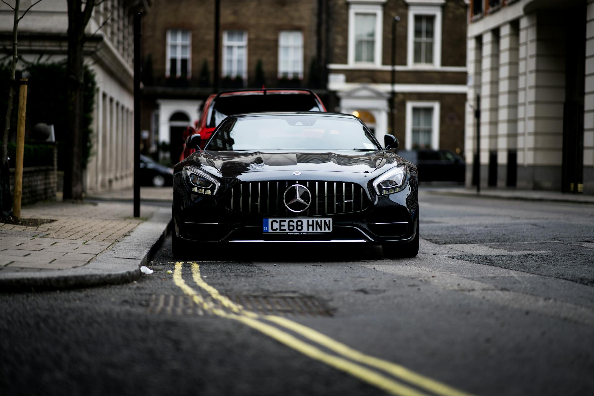 Une Mercedes noire sur une route | Source : Pexels