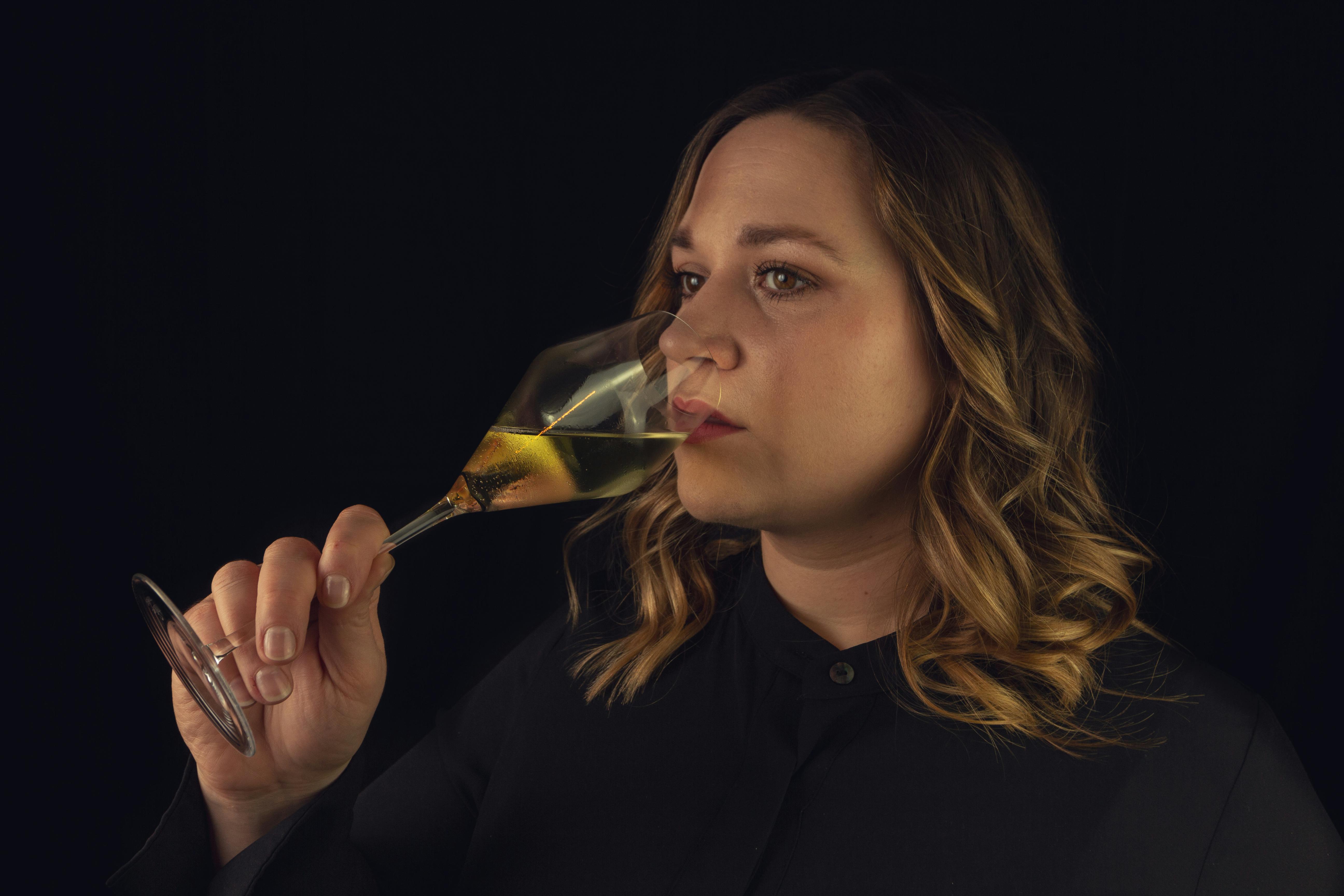 Une femme sérieuse qui boit du vin | Source : Pexels