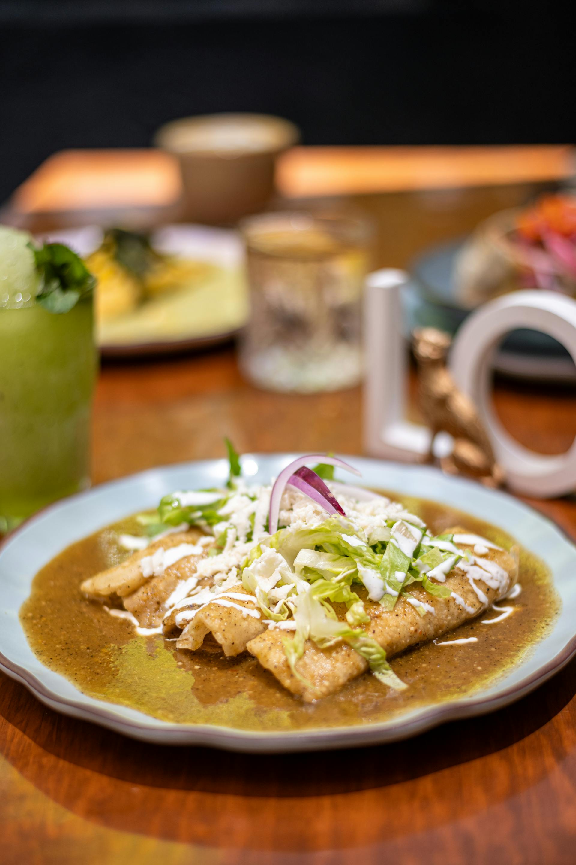 Enchiladas dans une assiette | Source : Pexels