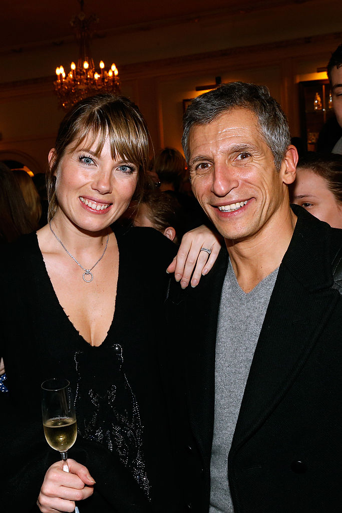 PARIS, FRANCE - 10 FEVRIER : Nagui et son épouse l'actrice Mélanie Page assistent à la première de la pièce de théâtre “La Porte à Cote”. Elle a eu lieu au Théâtre Edouard VII le 10 février 2014 à Paris, France. (Photo par Bertrand Rindoff Petroff/Getty Images)