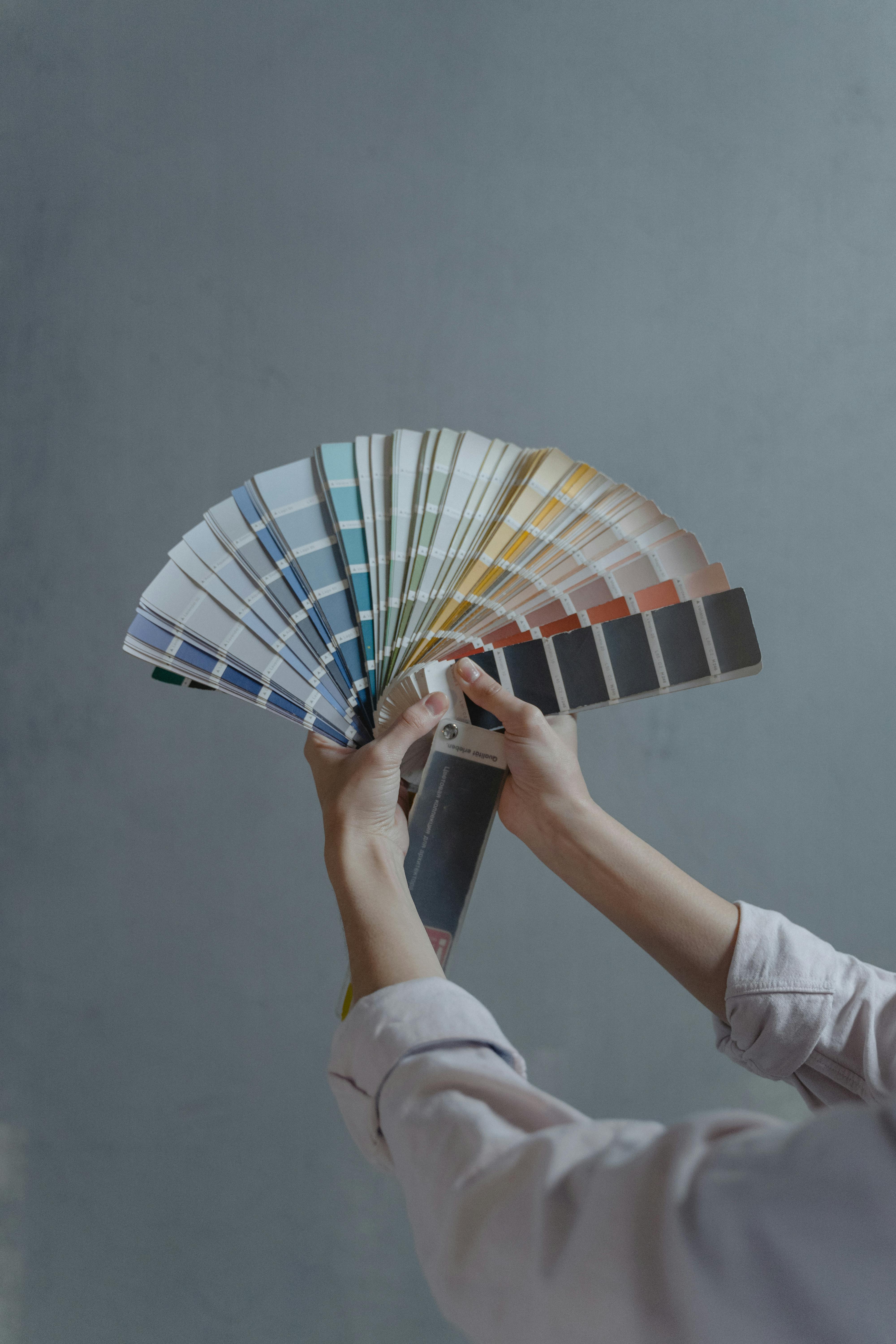 Une personne tenant des échantillons de peinture | Source : Pexels