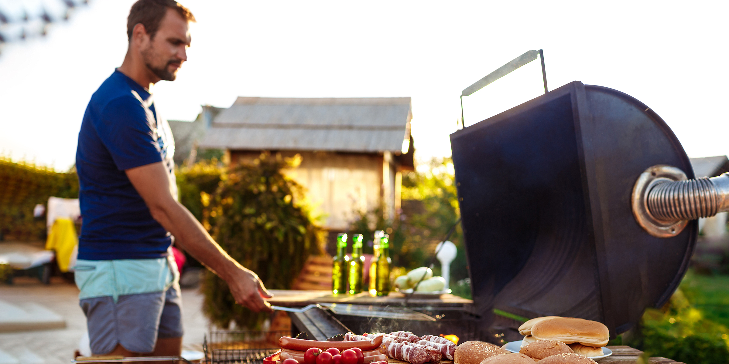 Un homme préparant un barbecue | Source : freepik.com