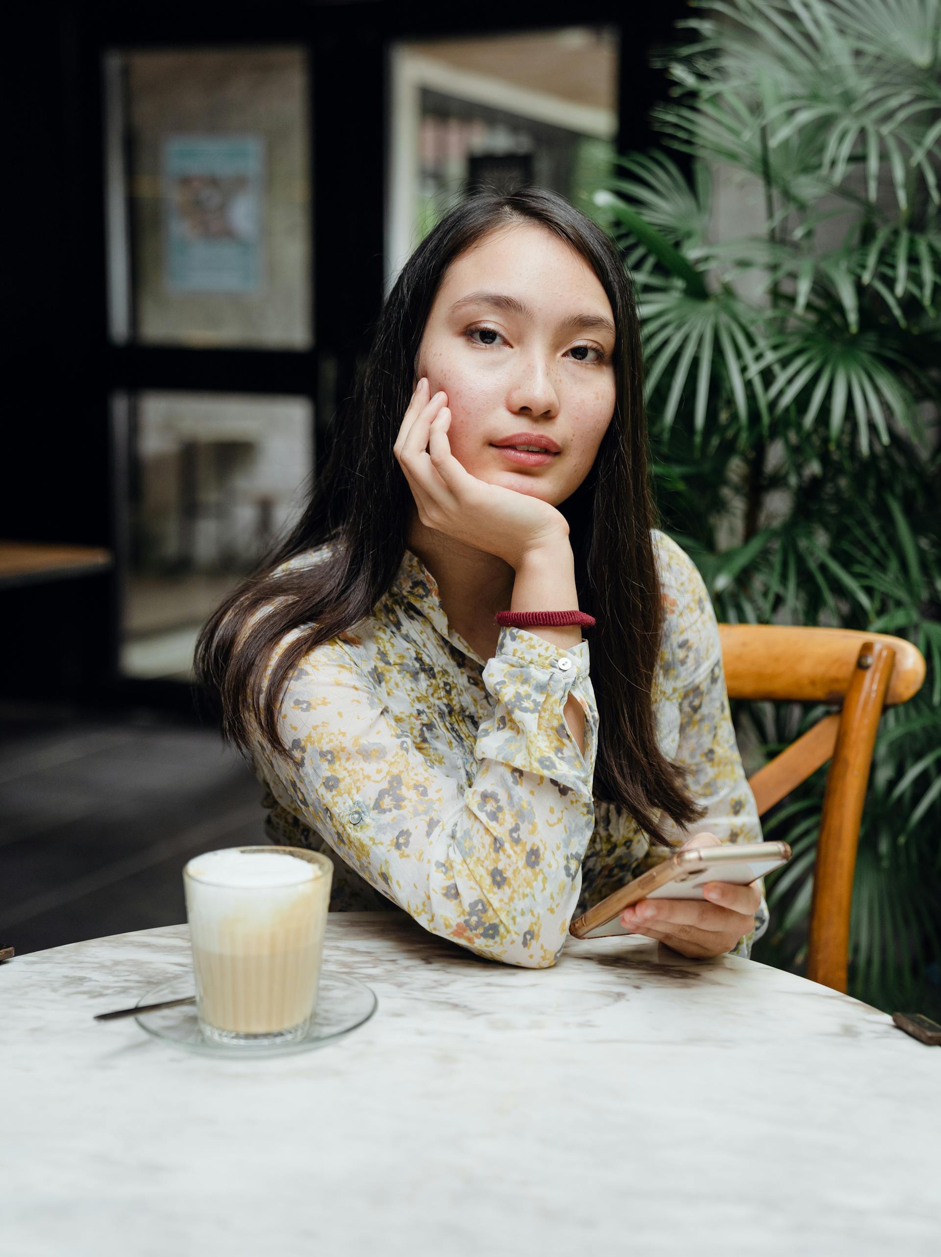 Une femme reposant son menton dans une main | Source : Pexels