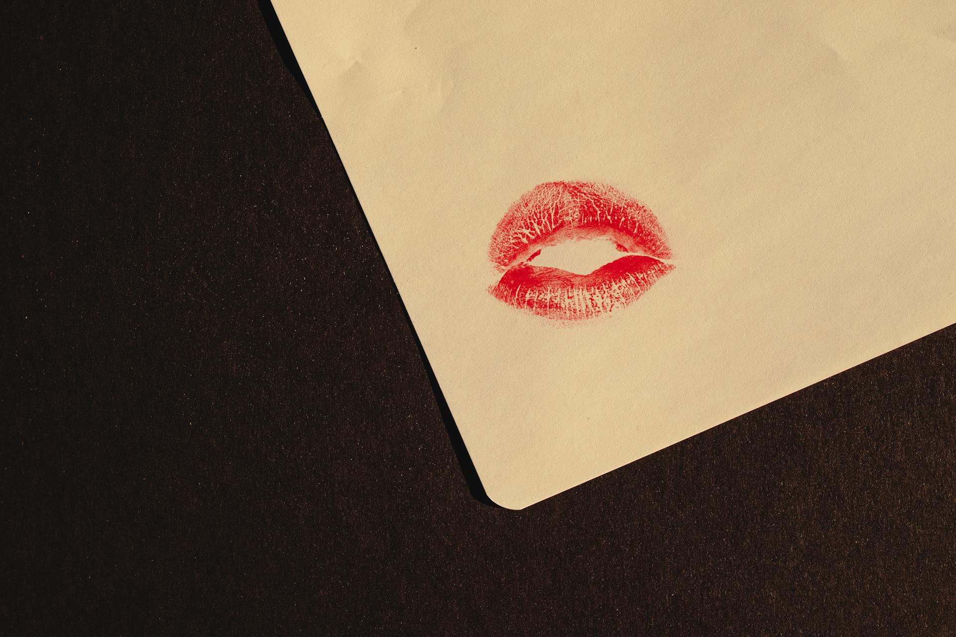Un baiser au rouge à lèvres sur un morceau de papier | Source : Pexels