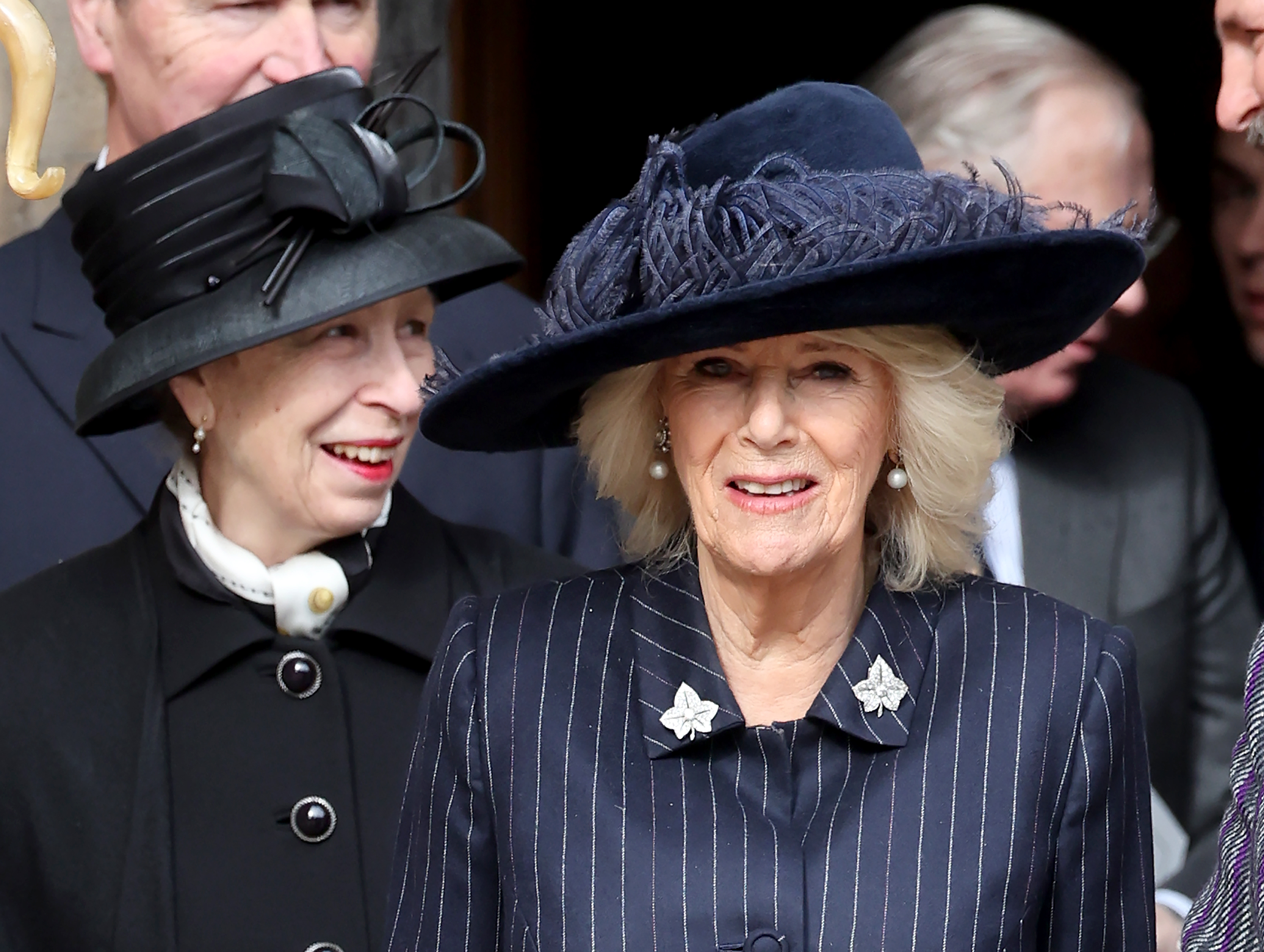 La princesse Anne et la reine Camilla quittant le service d'action de grâce pour le roi Constantin des Hellènes à la chapelle Saint-George, le 27 février 2024, à Windsor, en Angleterre. | Source : Getty Images