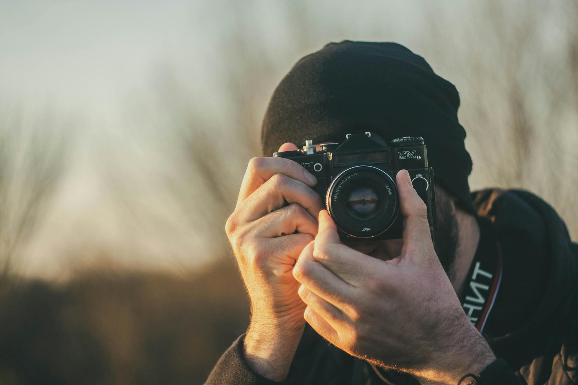 Un homme qui prend une photo | Source : Pexels