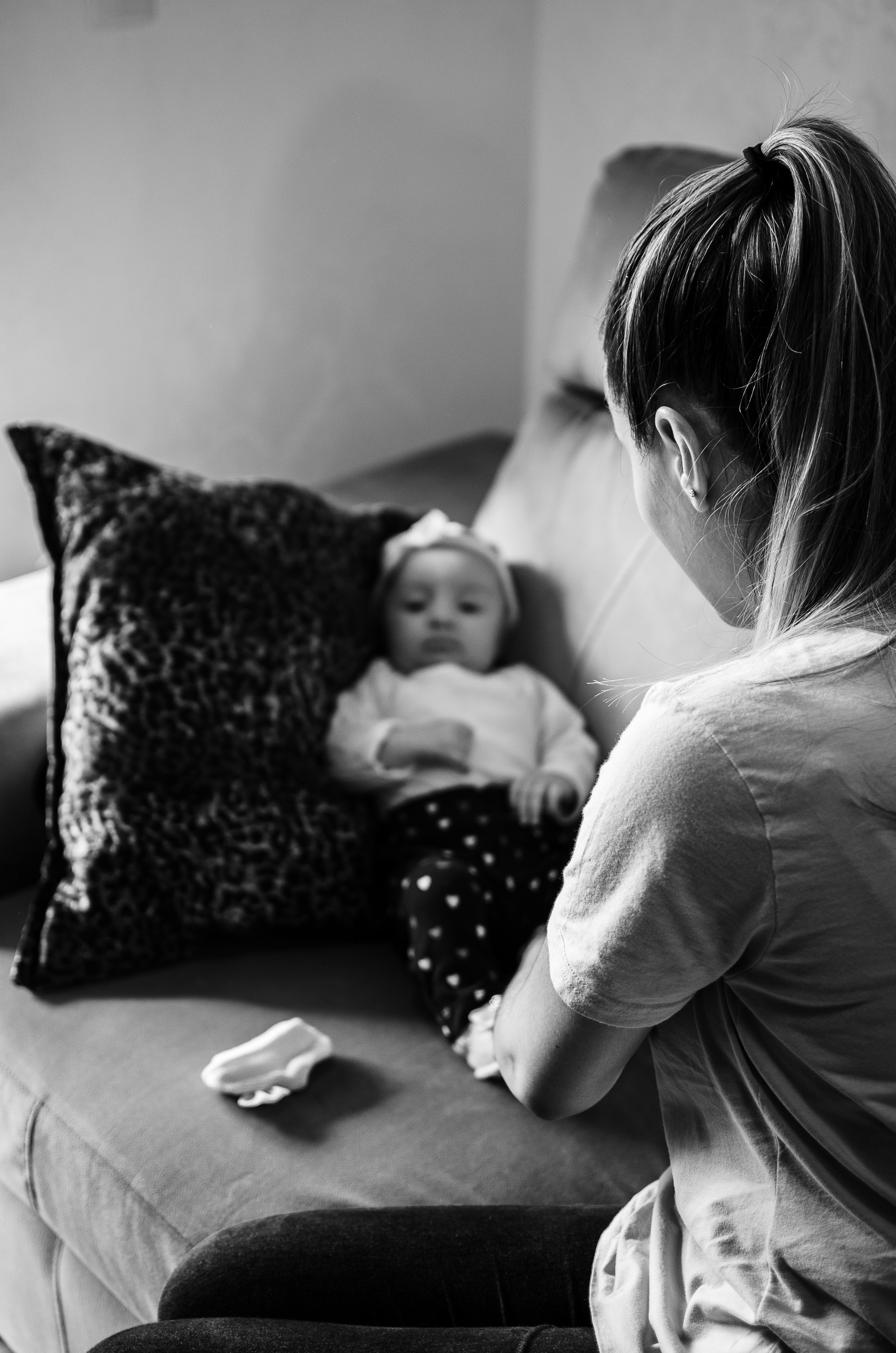Une fille qui fait du babysitting | Source : Unsplash