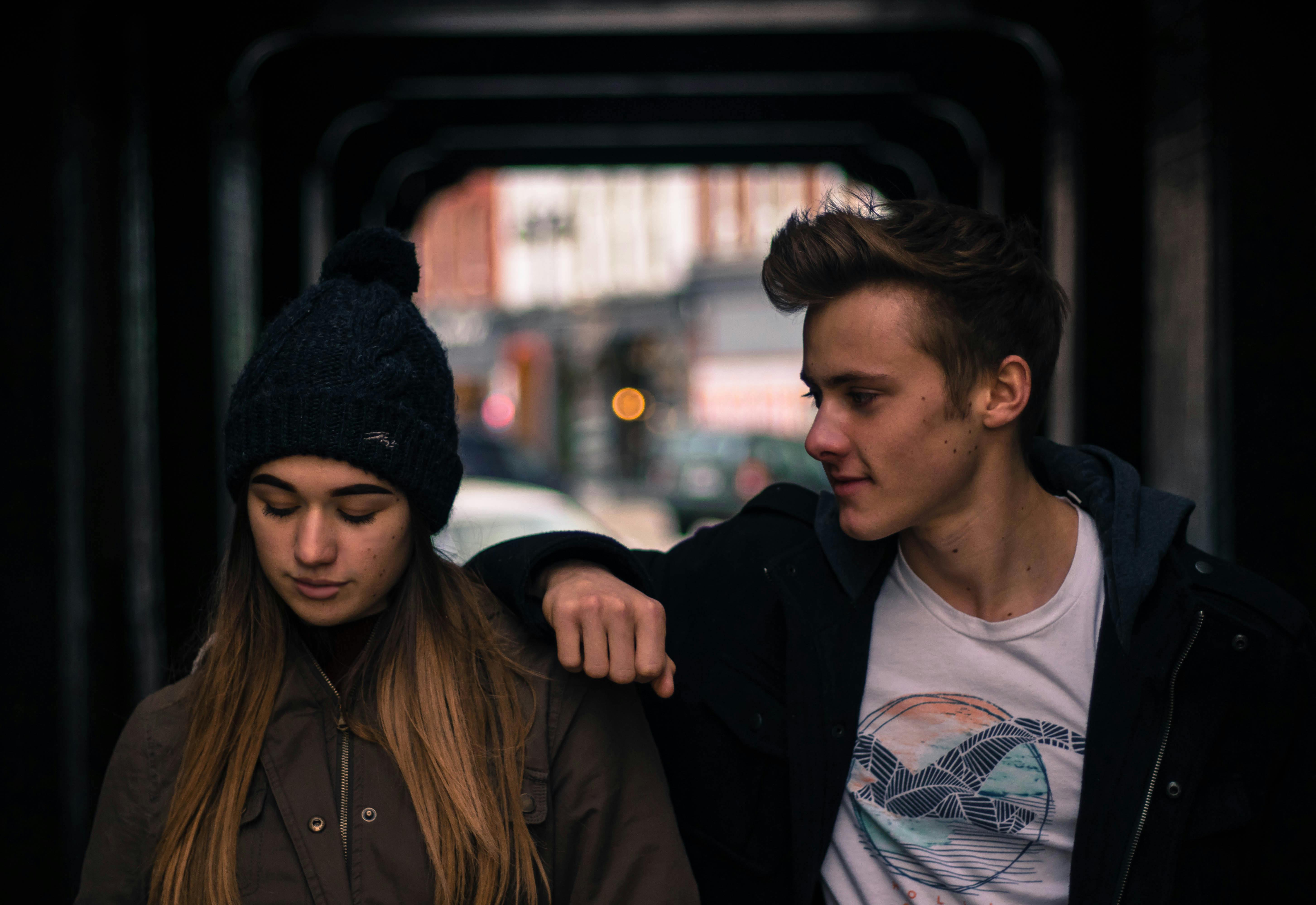 Un jeune couple marchant dans la rue | Source : Pexels