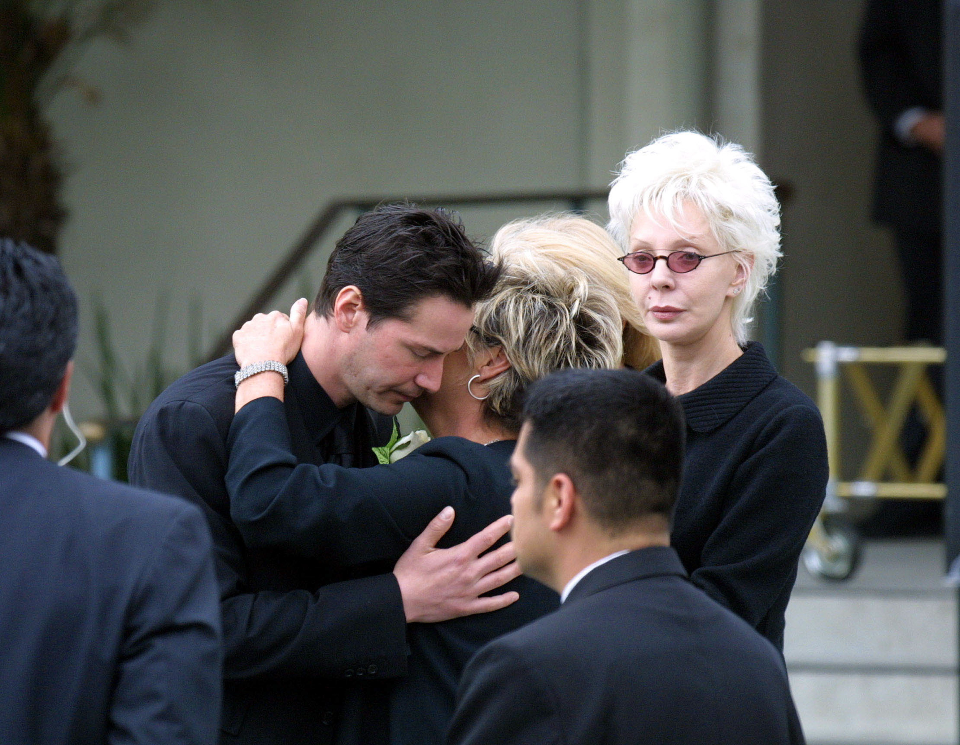 Keanu Reeves et Patricia Taylor vus aux funérailles de Jennifer Syme le 7 avril 2001 à Los Angeles, Californie. | Source : Getty Images