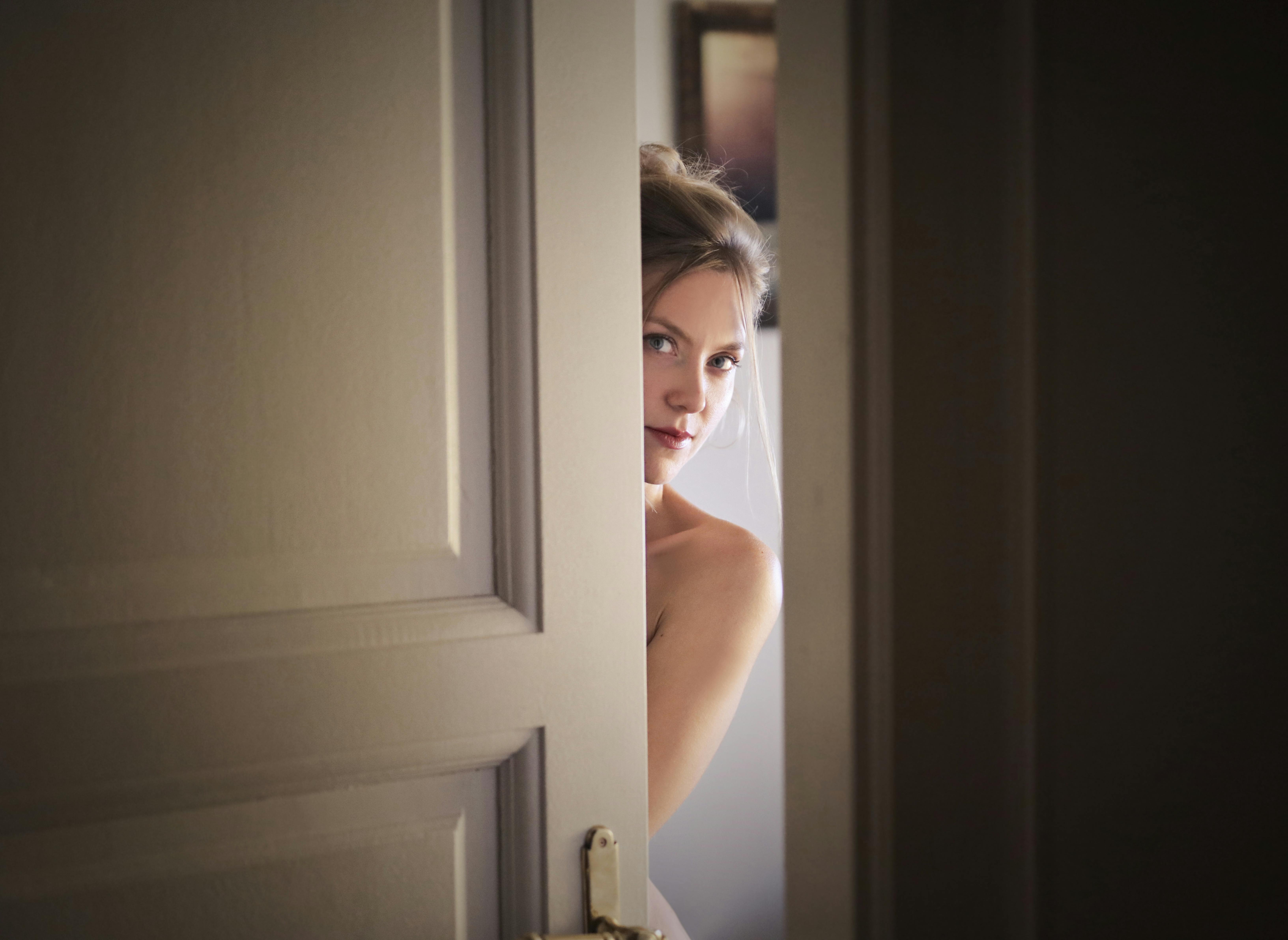 Femme derrière la porte | Source : Pexels