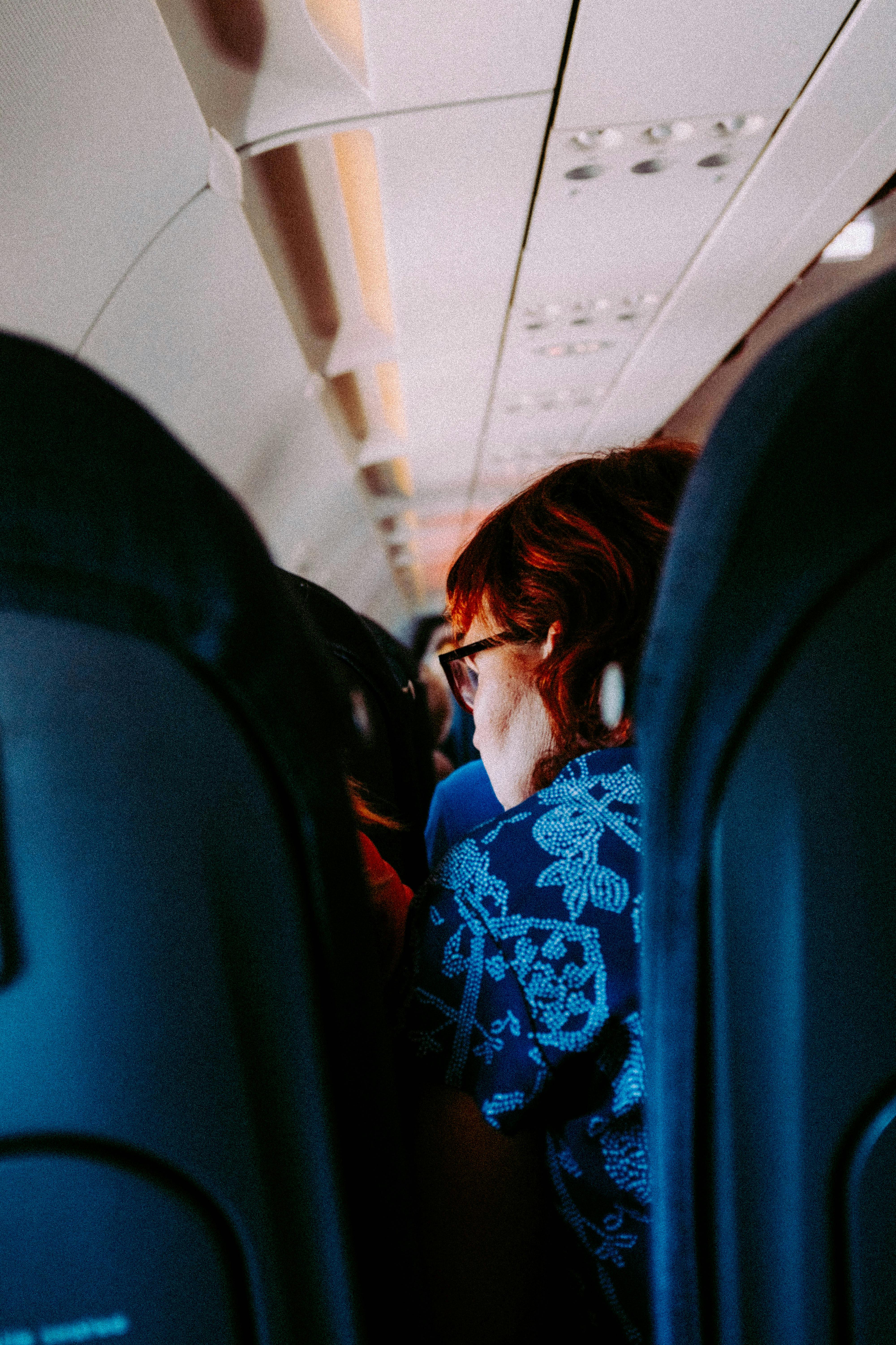 Une femme assise sur un siège d'avion | Source : Pexels