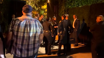 Des policiers discutent avec des agents de sécurité sous le regard des passants et des invités, publié le 9 novembre 2025. | Source : Instagram/tmz_tv