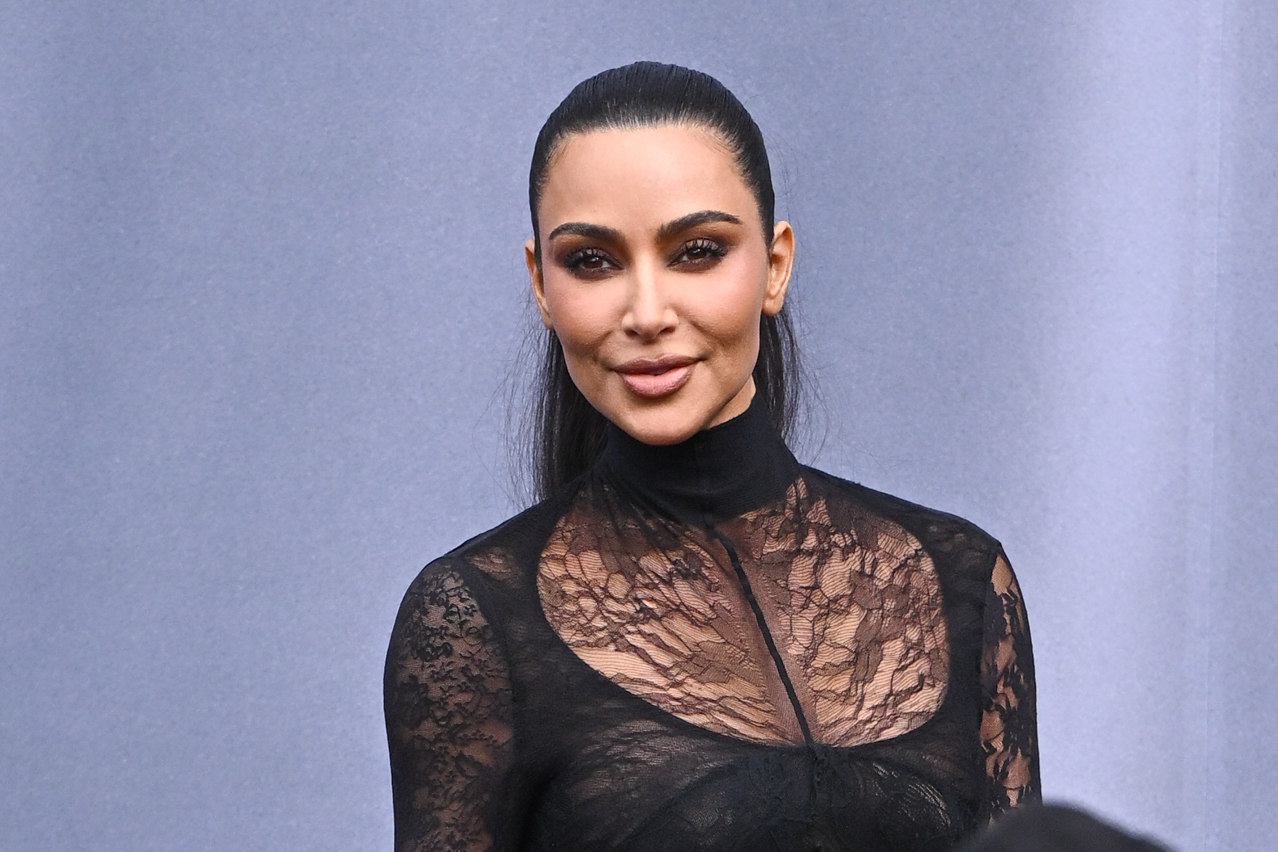 Kim Kardashian assiste au défilé Balenciaga Automne/Hiver 2024-2025 pendant la Fashion Week de Paris, le 3 mars 2024 | Source : Getty Images