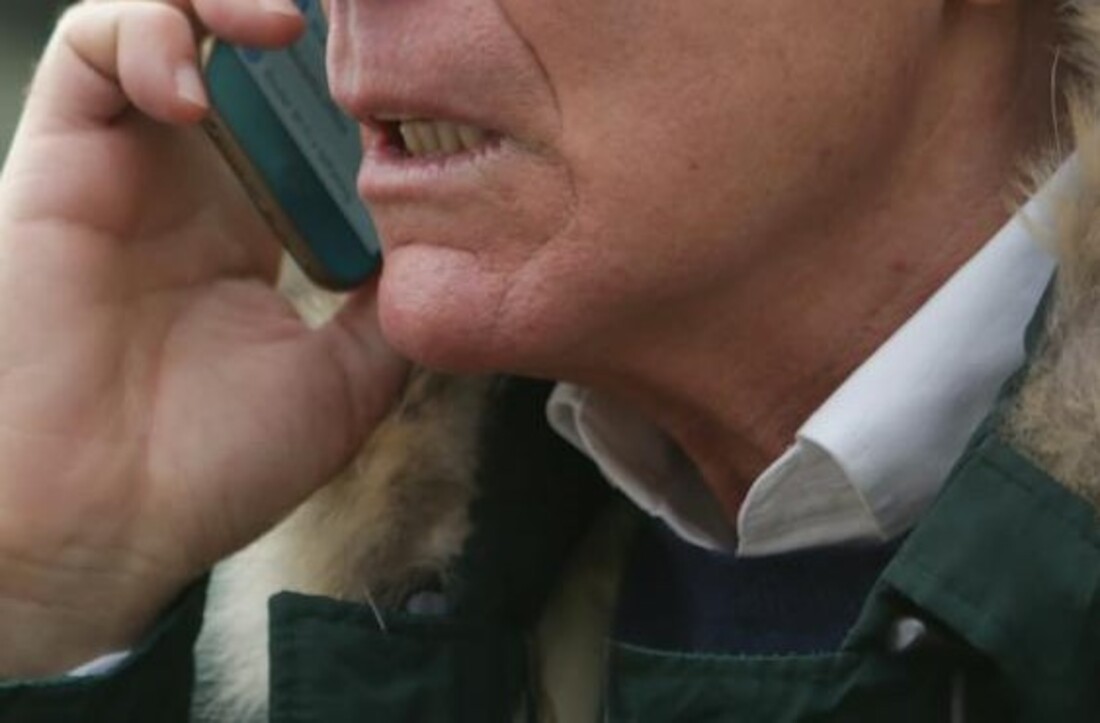 Un vieil homme en colère qui parle au téléphone | Source : Pexels