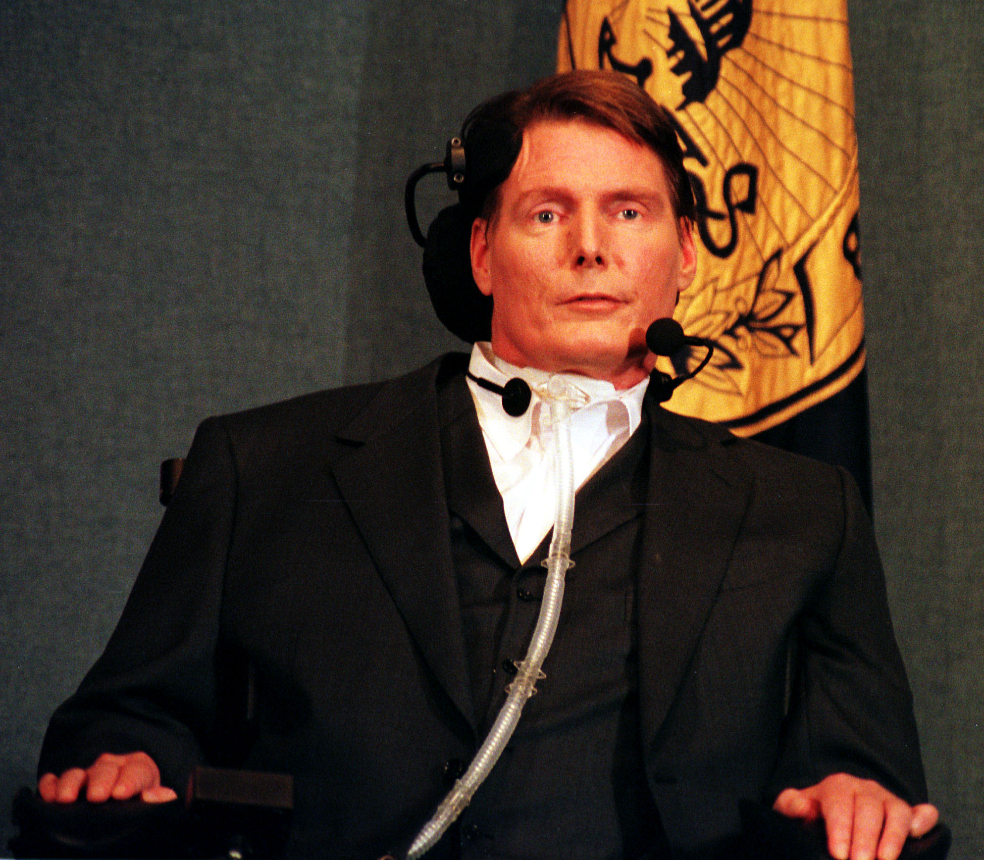 Christopher Reeve s'adresse à un déjeuner du National Press Club Newsmaker le 1er décembre 1999 | Source : Getty Images