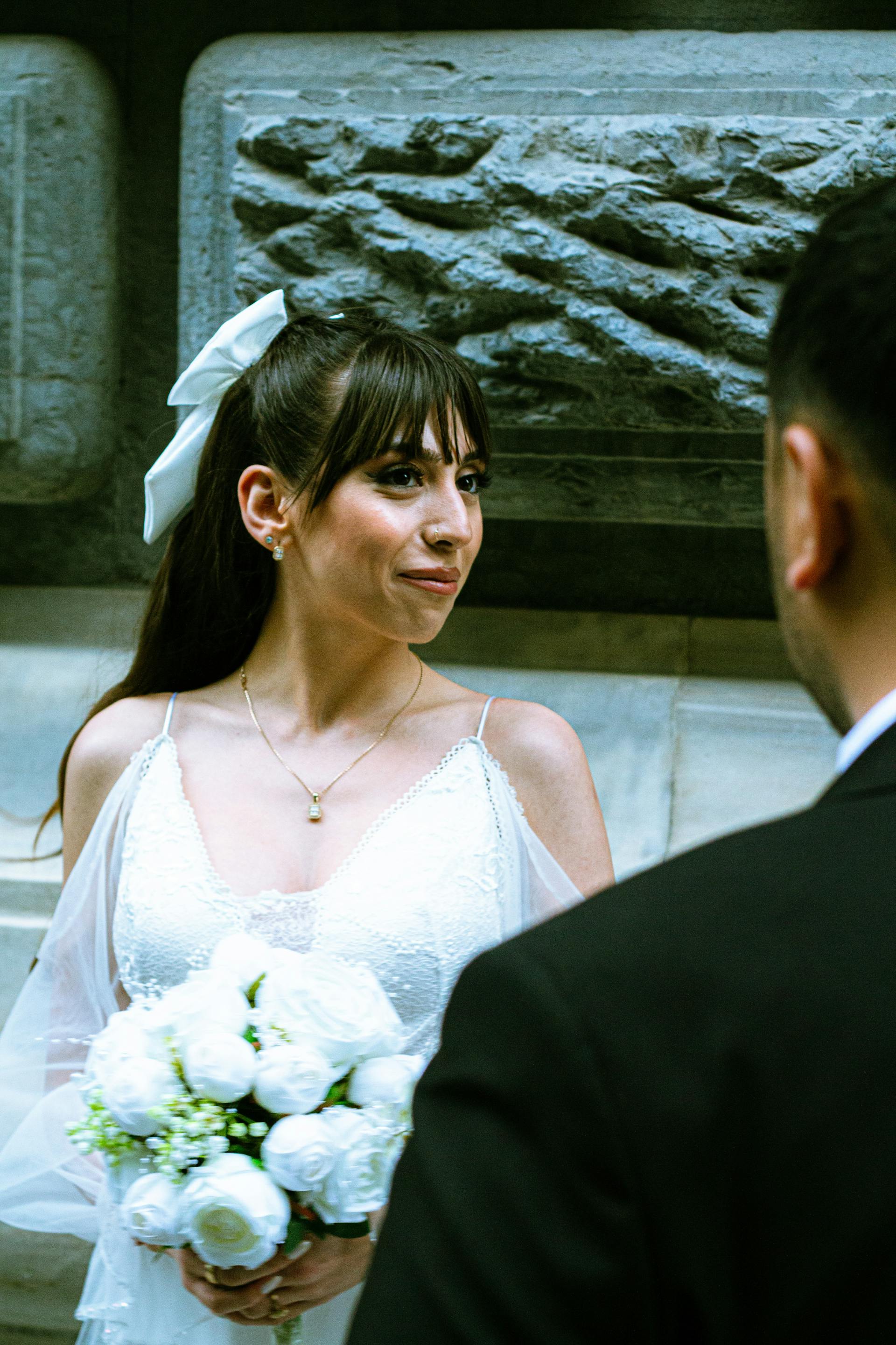 Une mariée jetant un regard interrogateur à quelqu'un | Source : Pexels
