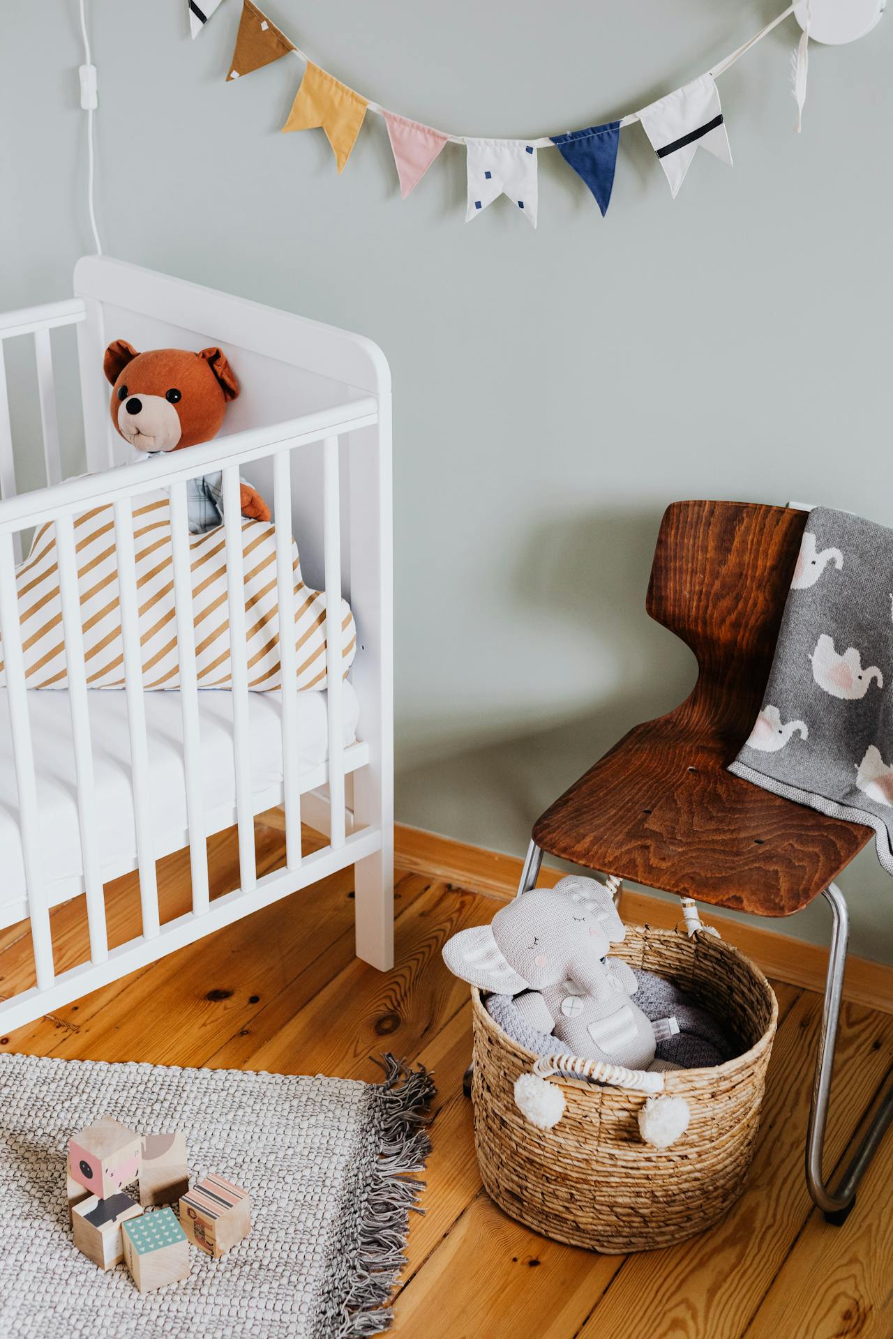 Un berceau et des jouets dans une chambre d'enfant | Source : Pexels