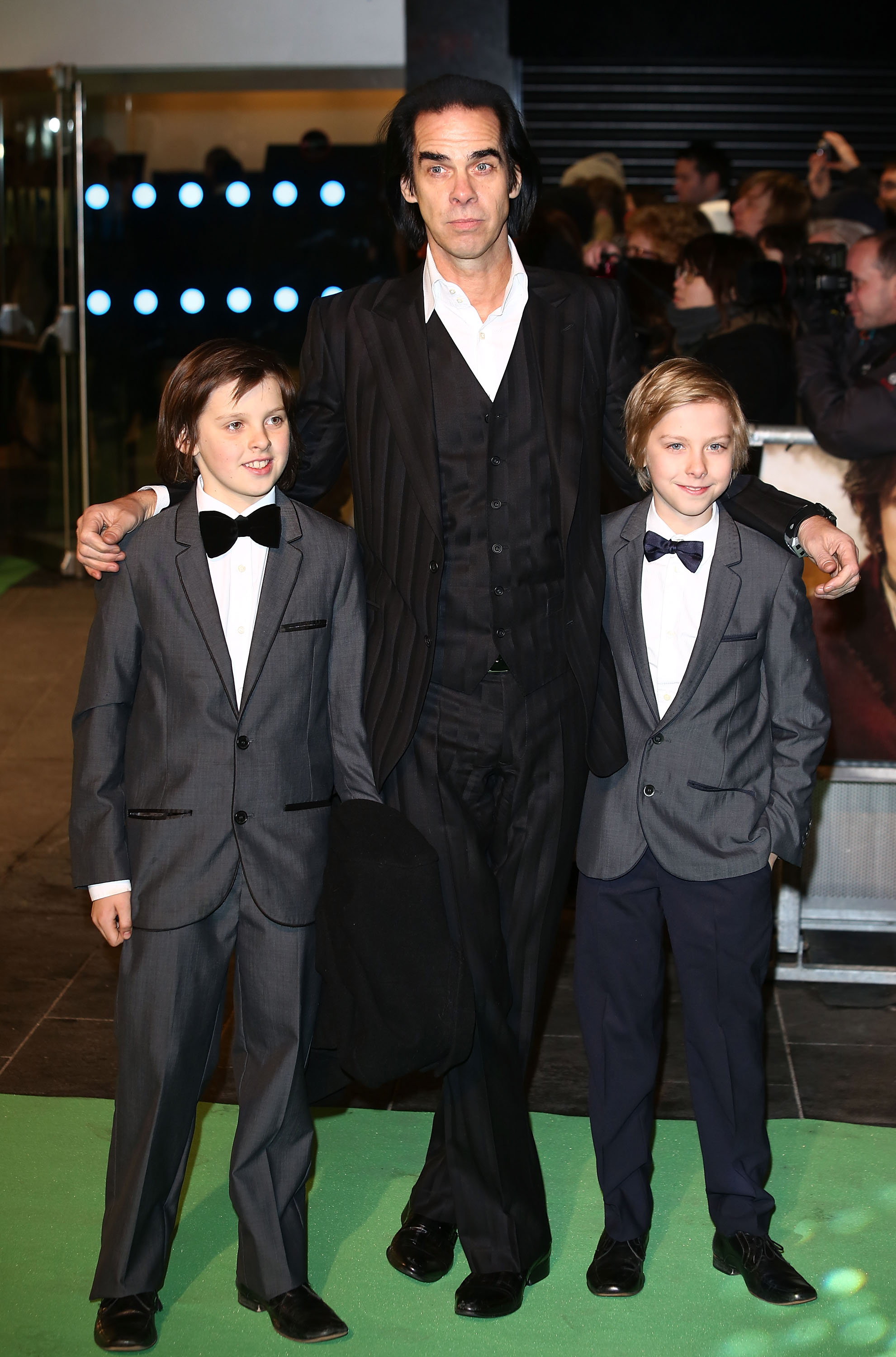 Nick Cave avec ses fils lors de la projection du film « The Hobbit : An Unexpected Journey » le 12 décembre 2012 à Londres, en Angleterre. | Source : Getty Images