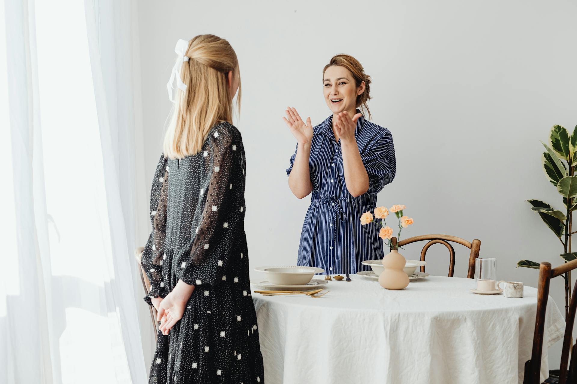 Une femme souriante racontant une histoire à sa fille adolescente | Source : Pexels