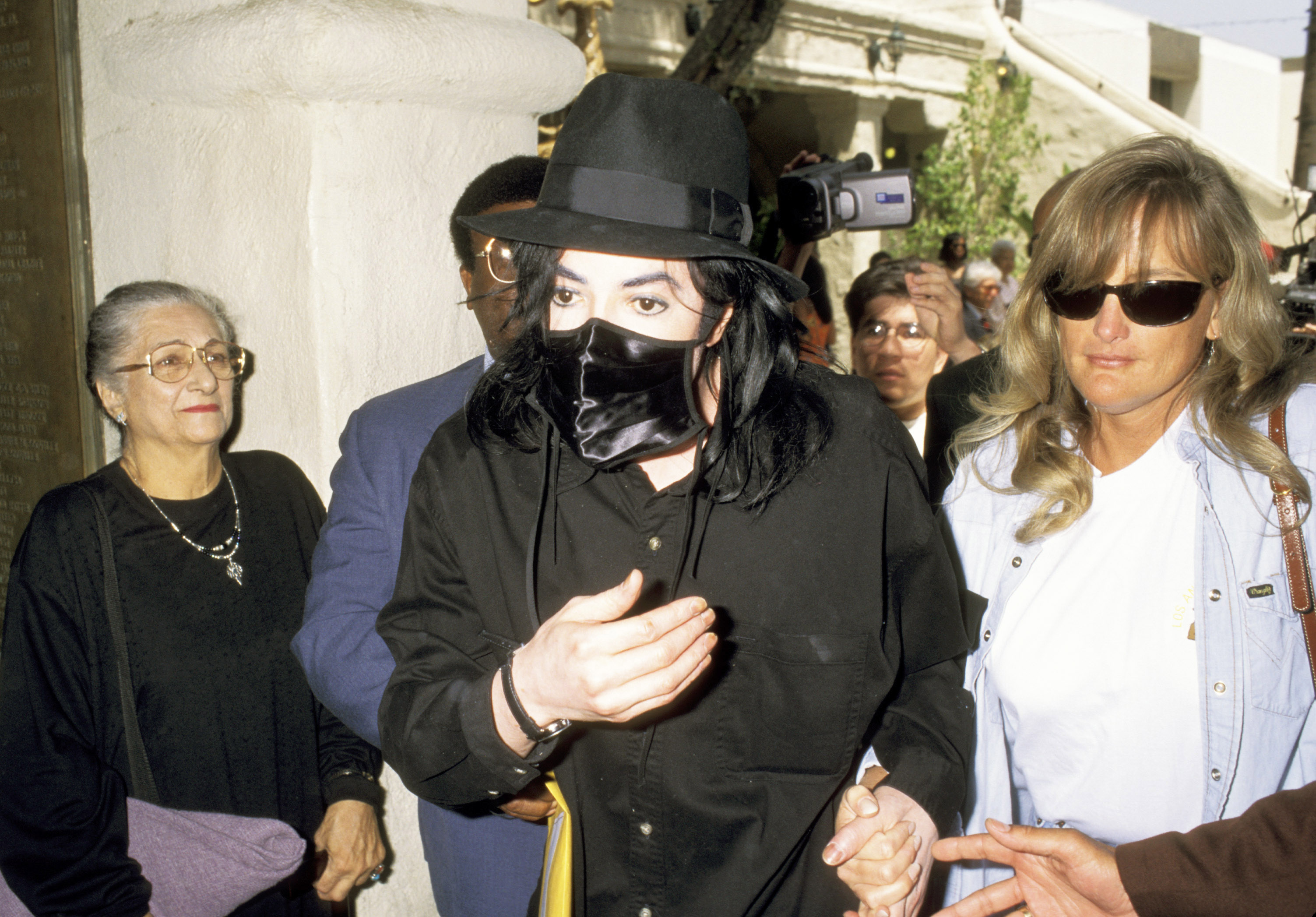 Michael Jackson et Debbie Rowe assistent à la dernière représentation de « Sisterella » le 28 avril 1996 | Source : Getty Images