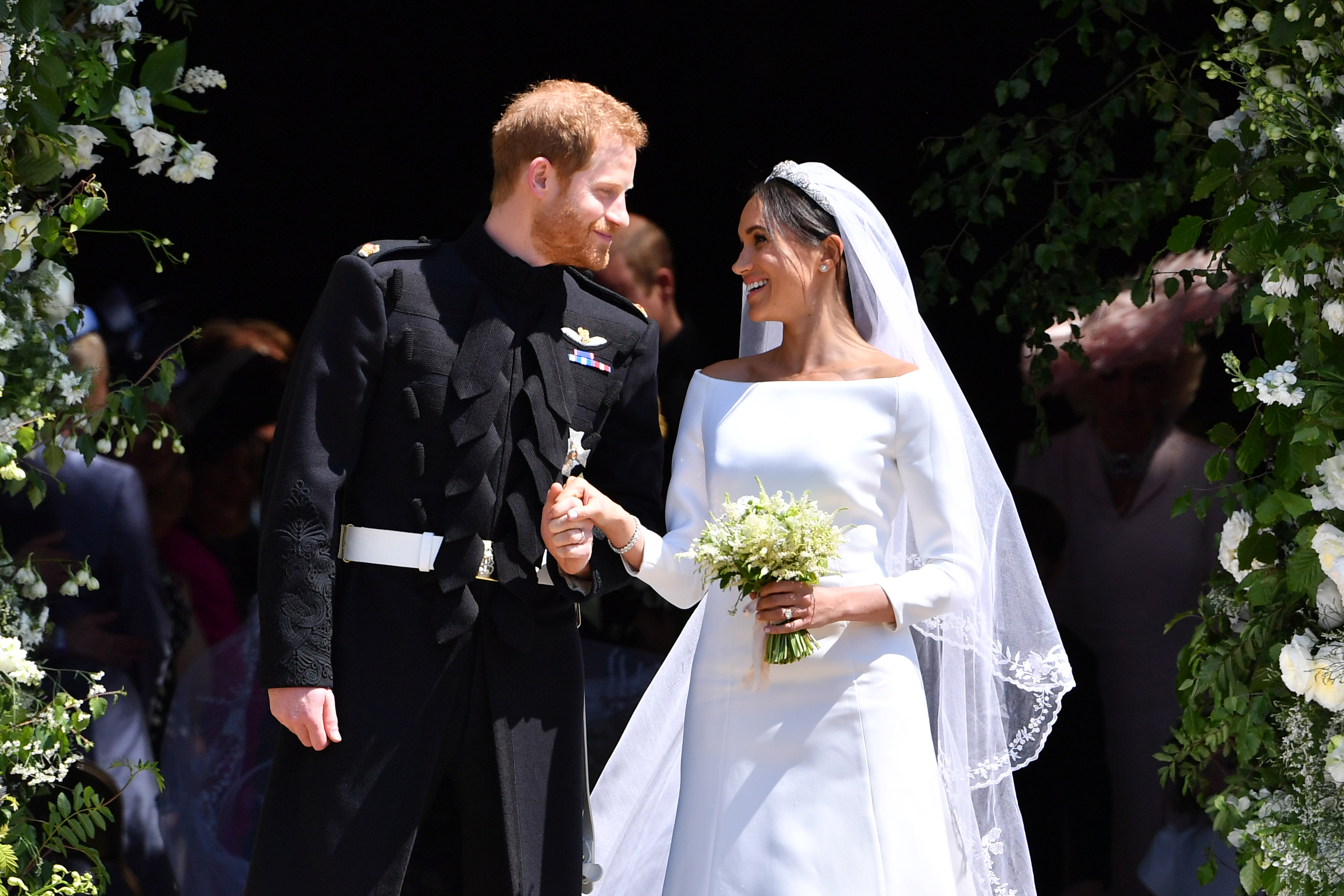 Le prince Harry, duc de Sussex, et Meghan, duchesse de Sussex, quittent la porte ouest de la chapelle Saint-Georges le 19 mai 2018 | Source : Getty Images